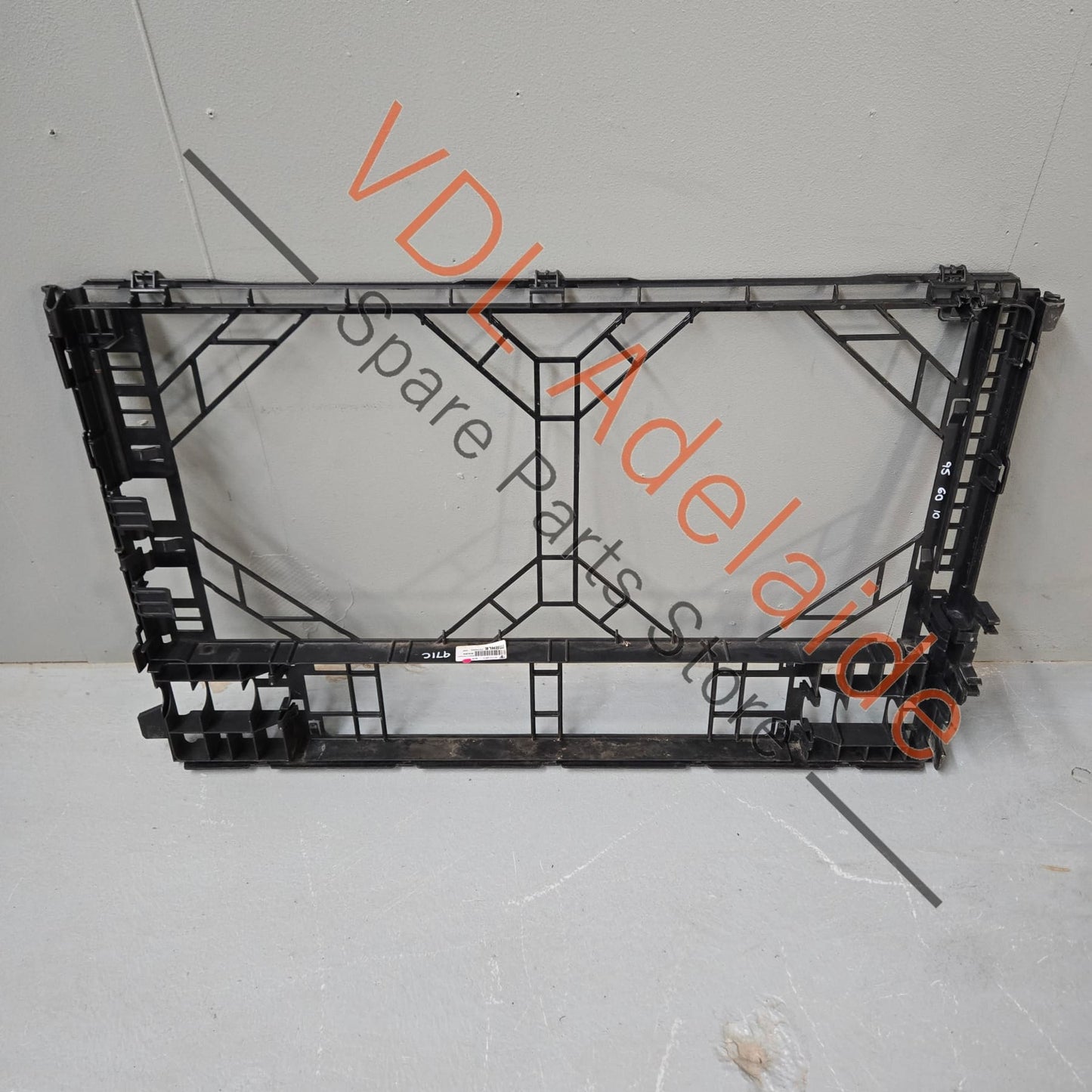 PAE121068 971121068D  Porsche Panamera Radiator Mounting Bracket PAE121068 971121068D