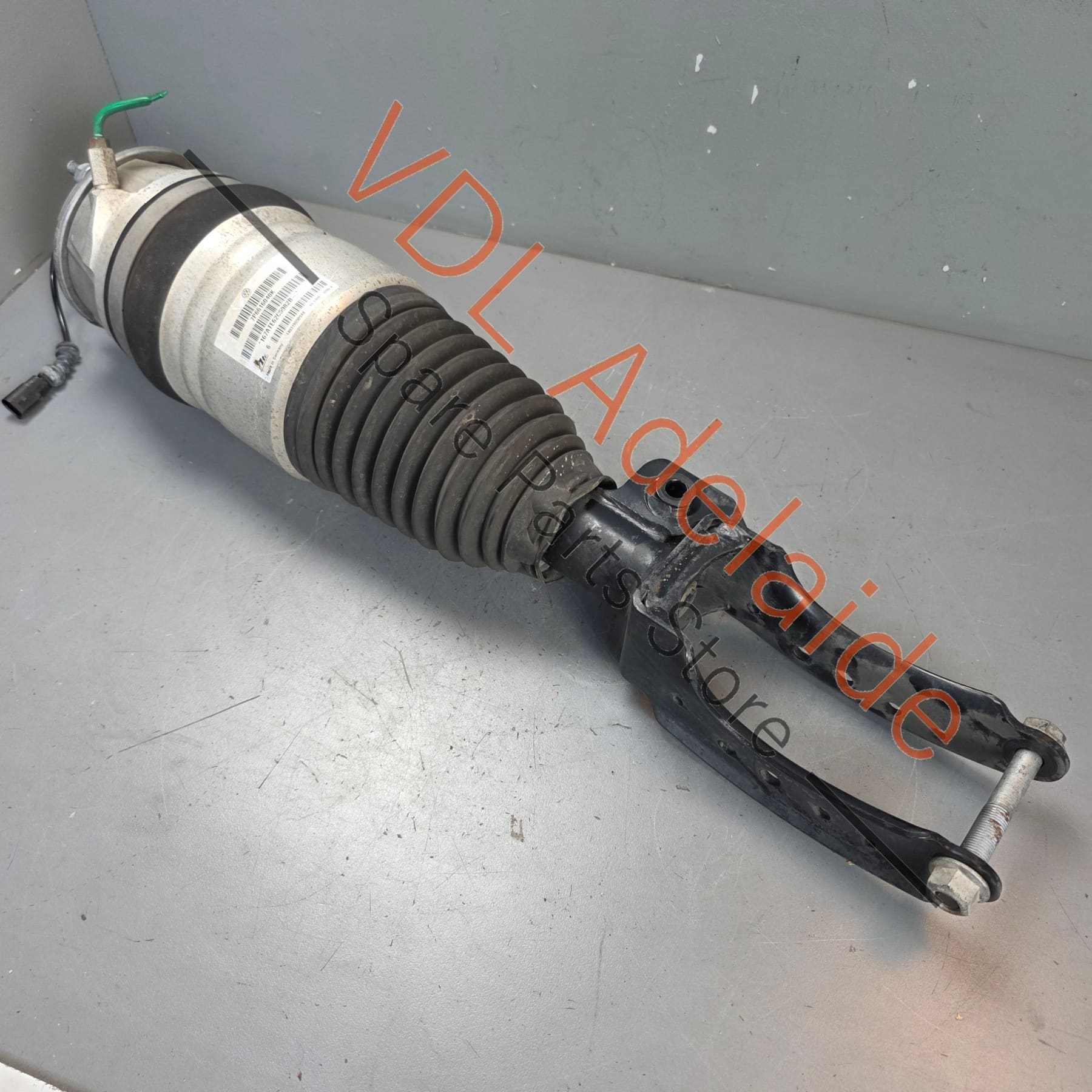 7P6616040K     VW Touareg 7P Left Front Air Suspension Strut Shock Absorber 7P6616040K