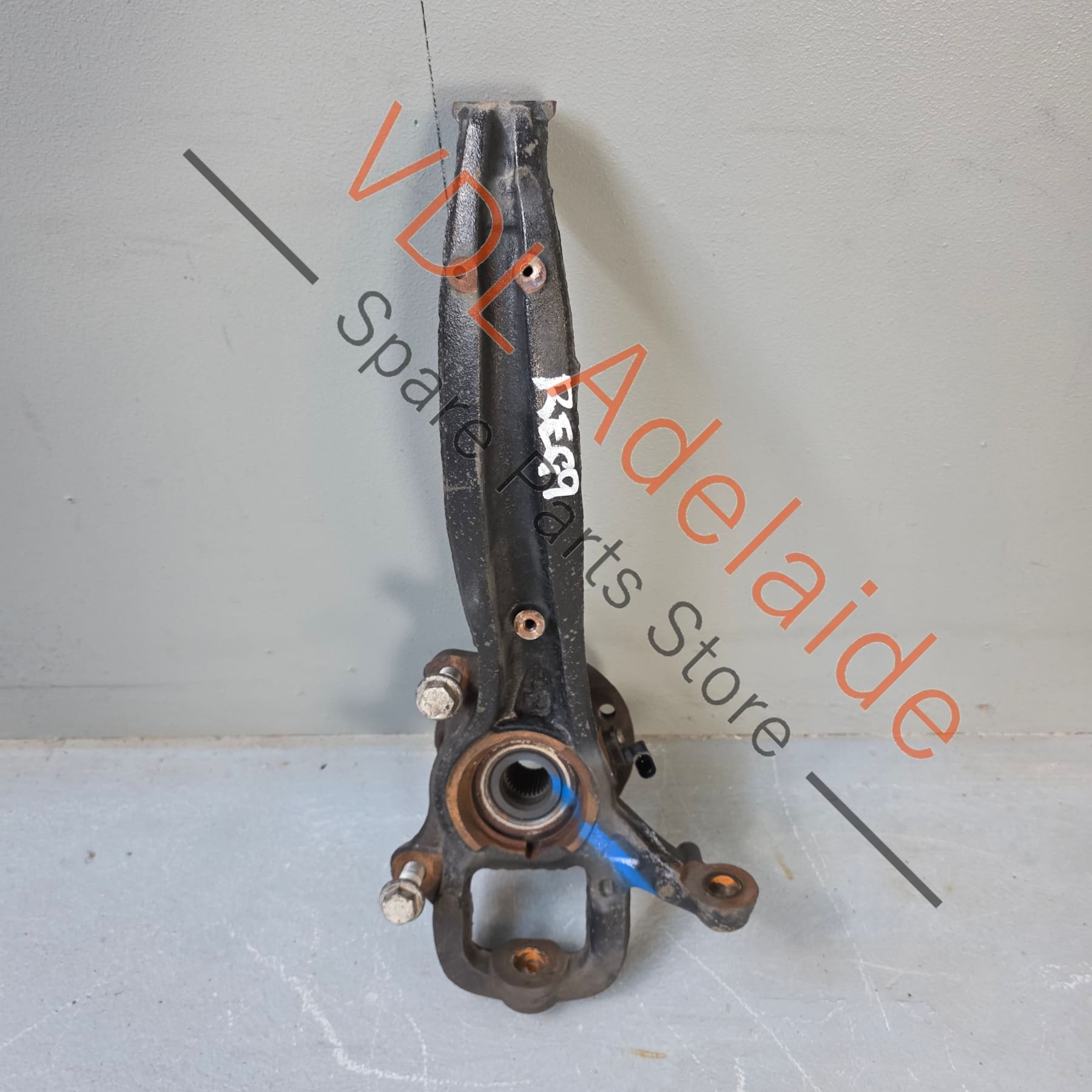 7P6407246A     VW Touareg 7P Front Right Suspension Hub Knuckle Bearing Carrier 7P6407246A