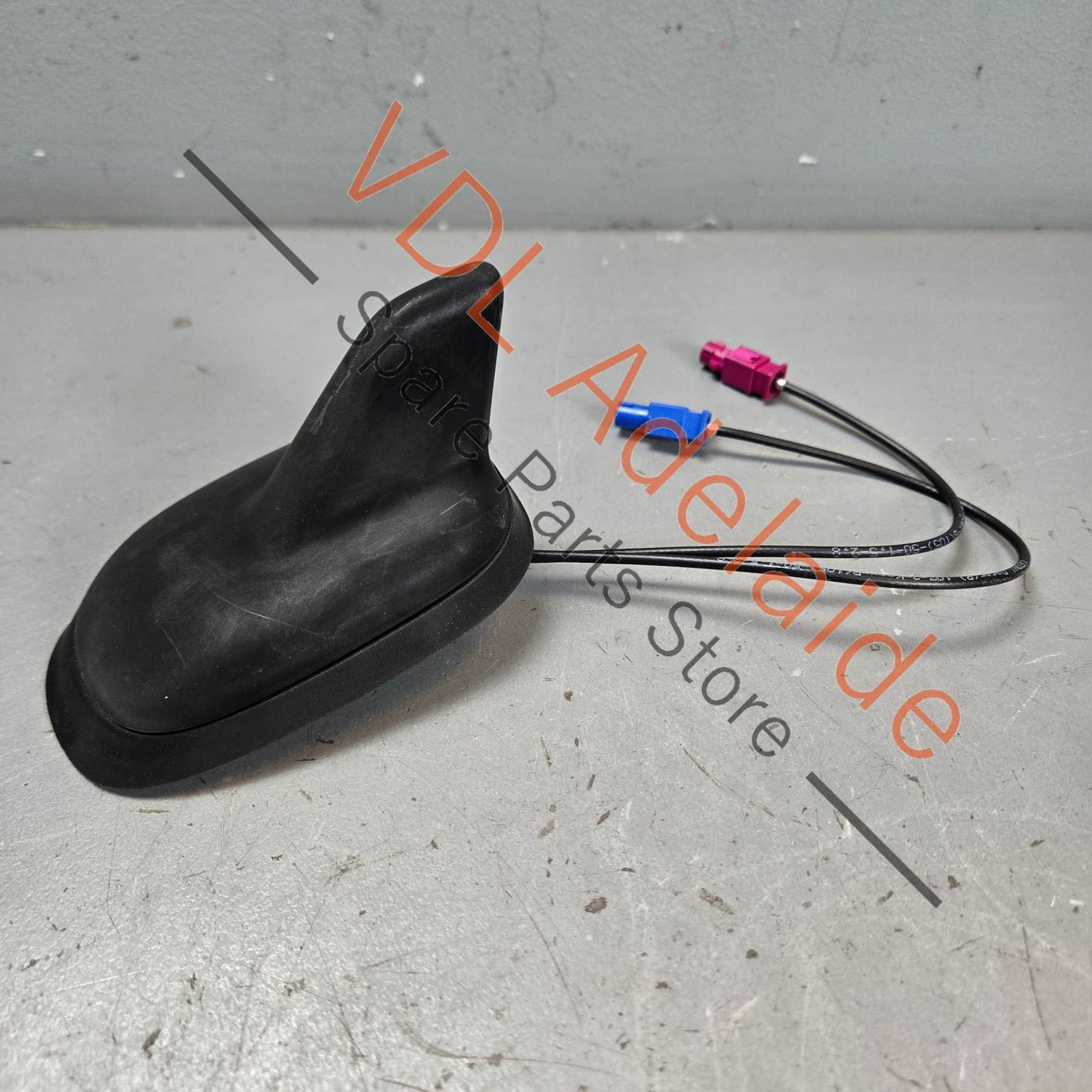3C0035507N   Genuine Volkswagen VW Roof Mounted Shark Fin Antenna Satnav GPS 3C0035507N