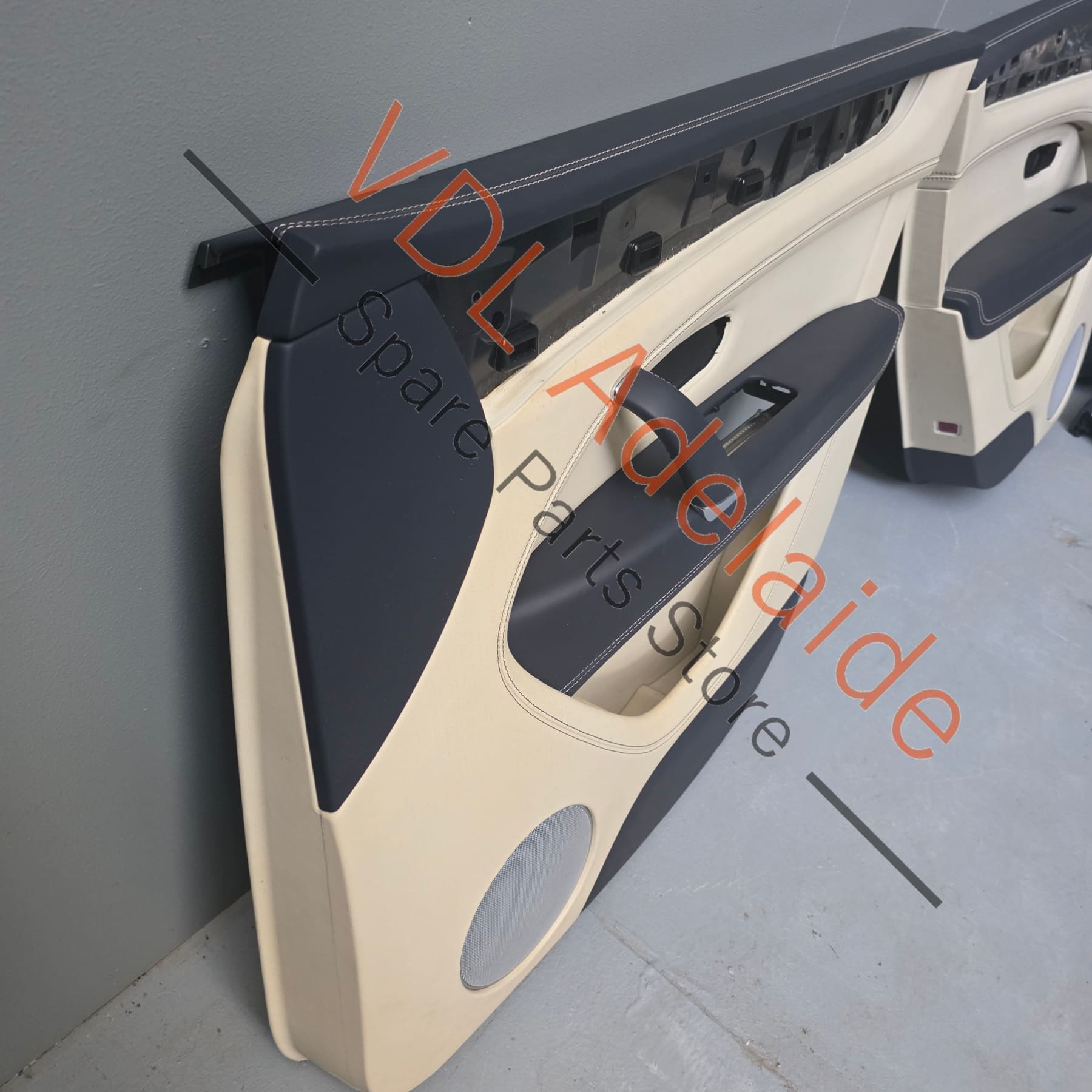 36A867107 36A867108  Bentley Bentayga Set of Door Trim Leather Hyde Colour Linen / Imperial Blue