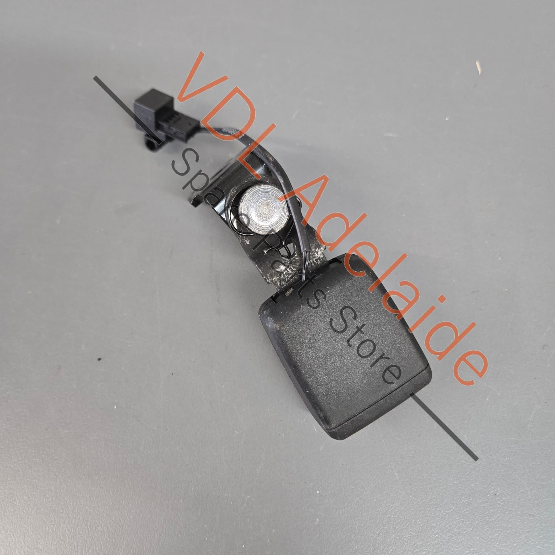 8W0857740D    Audi A5 S5 RS5 Rear Seatbelt Seat Belt Latch Catch Clip 8W0857740D