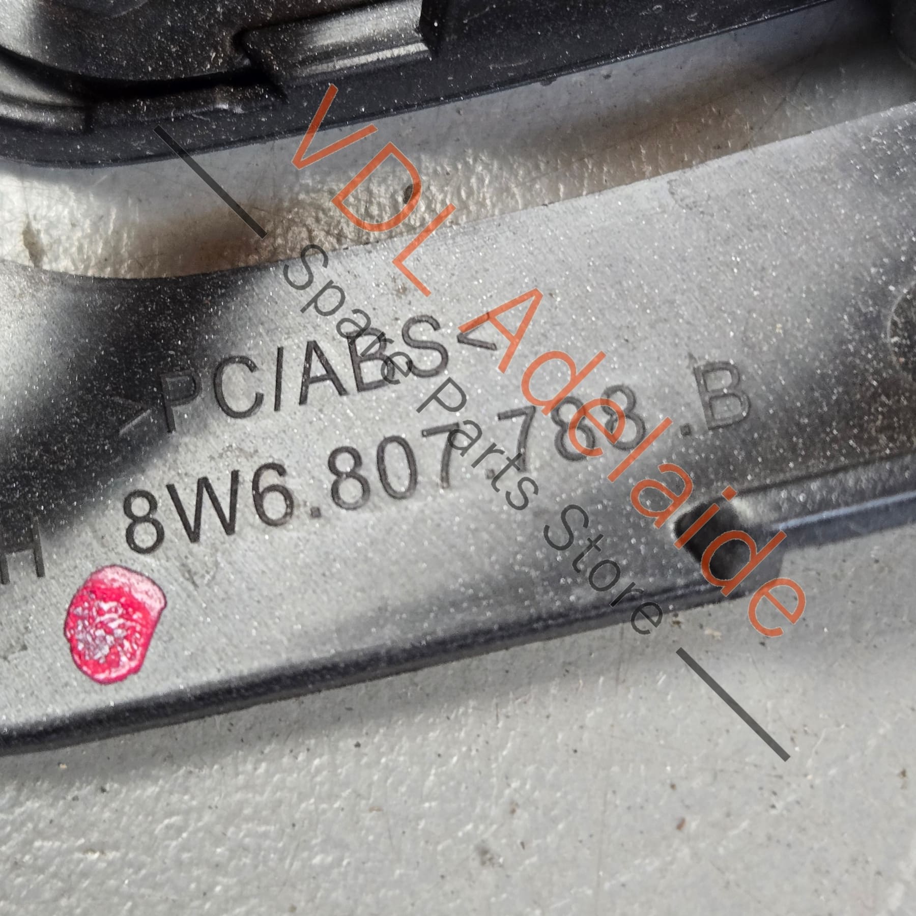 8W6955276B 8W6807788B   Audi RS4 RS5 Front Bumper Headlight Washer Cover and mounting bracket assembly Right 8W6807788B 8W6955276B