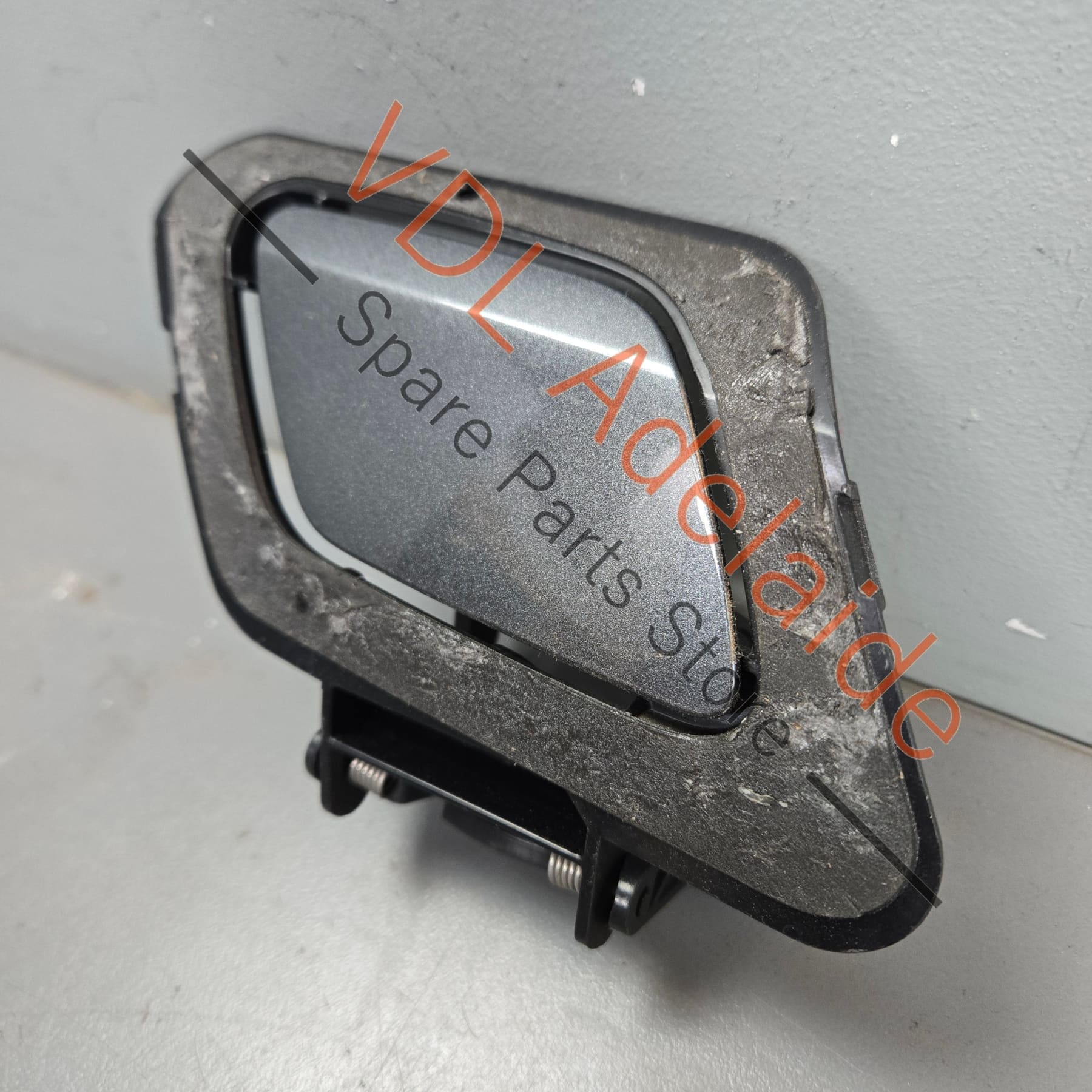 8W6955276B 8W6807788B   Audi RS4 RS5 Front Bumper Headlight Washer Cover and mounting bracket assembly Right 8W6807788B 8W6955276B