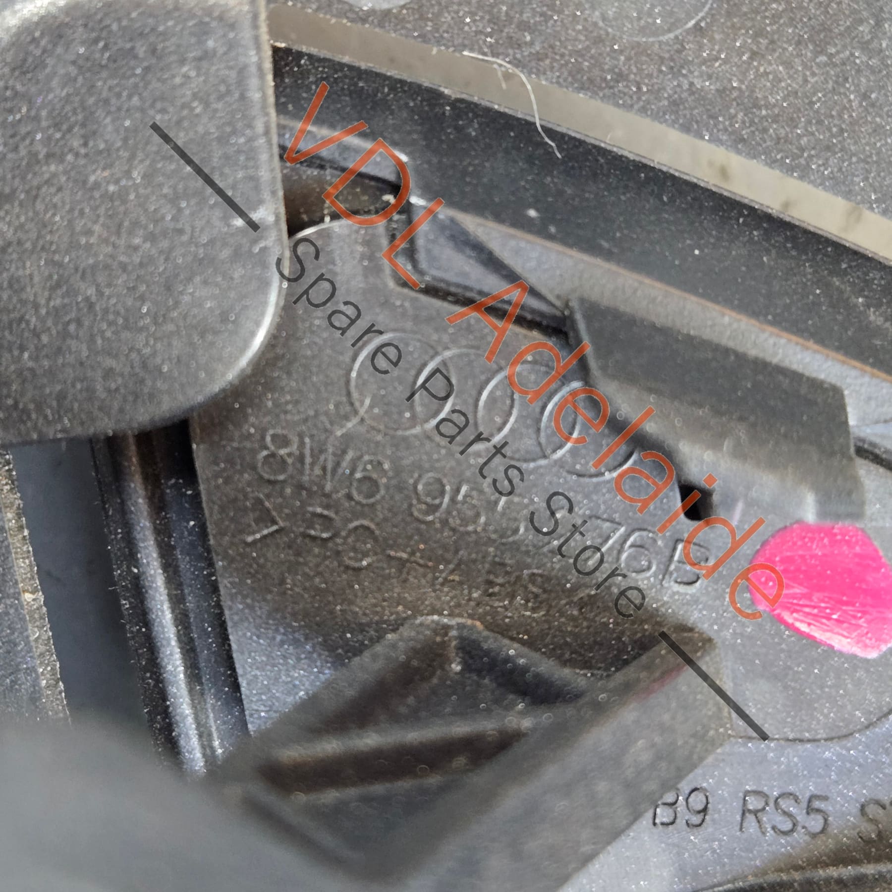 8W6955276B 8W6807788B   Audi RS4 RS5 Front Bumper Headlight Washer Cover and mounting bracket assembly Right 8W6807788B 8W6955276B