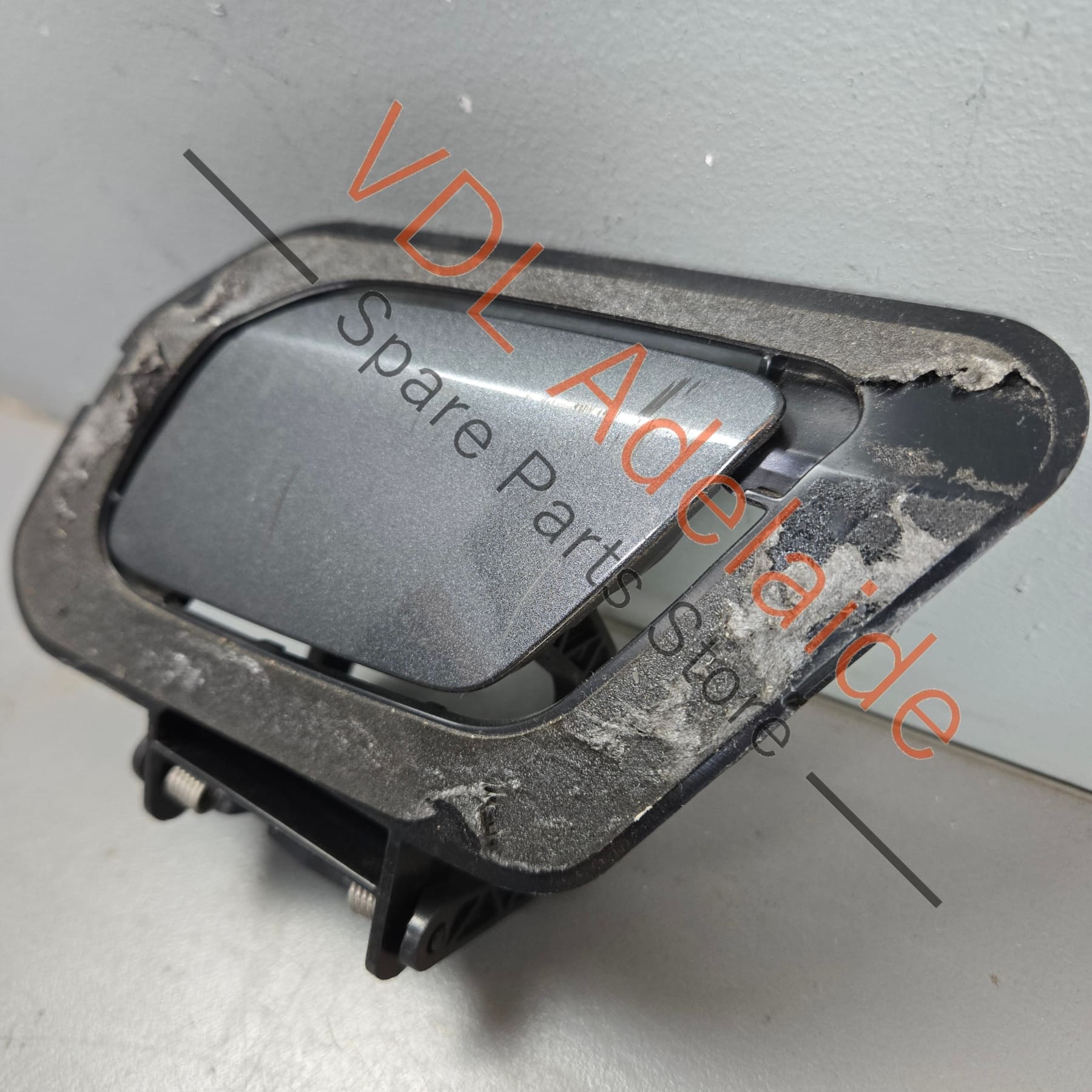 8W6955275B 8W6807787B   Audi RS4 RS5 Front Bumper Headlight Washer Cover and mounting bracket assembly Left 8W6807787B 8W6955275B