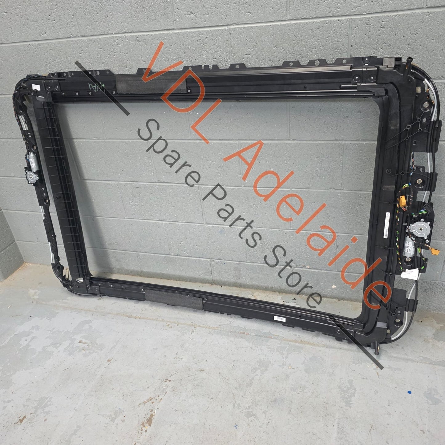 4M0877049E    Audi Q7 Touareg CR Bentley Bentayga Panoramic Roof Frame with Sliding rails 4M0877049E