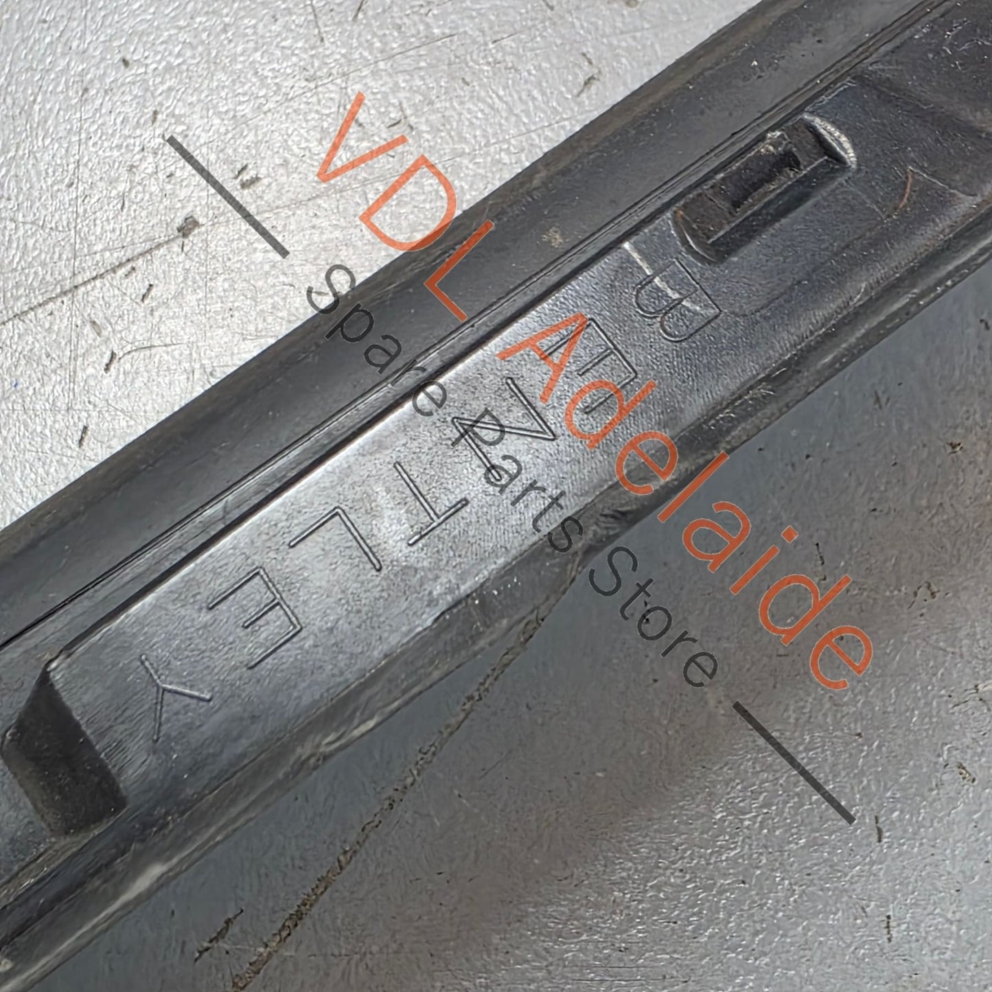 36A854328A   Bentley Bentayga 4V Windscreen Water Deflector Strip Trim Right 36A854328A