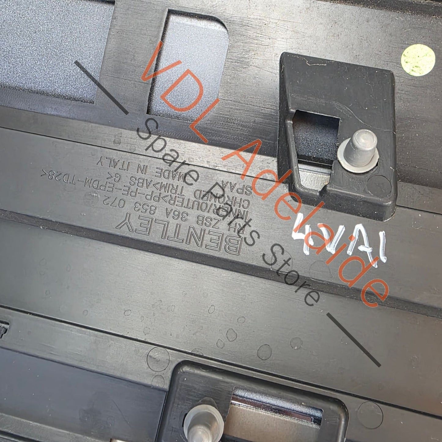 36A853054 36A853190 36A853072A Bentley Bentayga 4V Front Right Exterior Door Molding with Chrome Insert 36A853054 36A853190