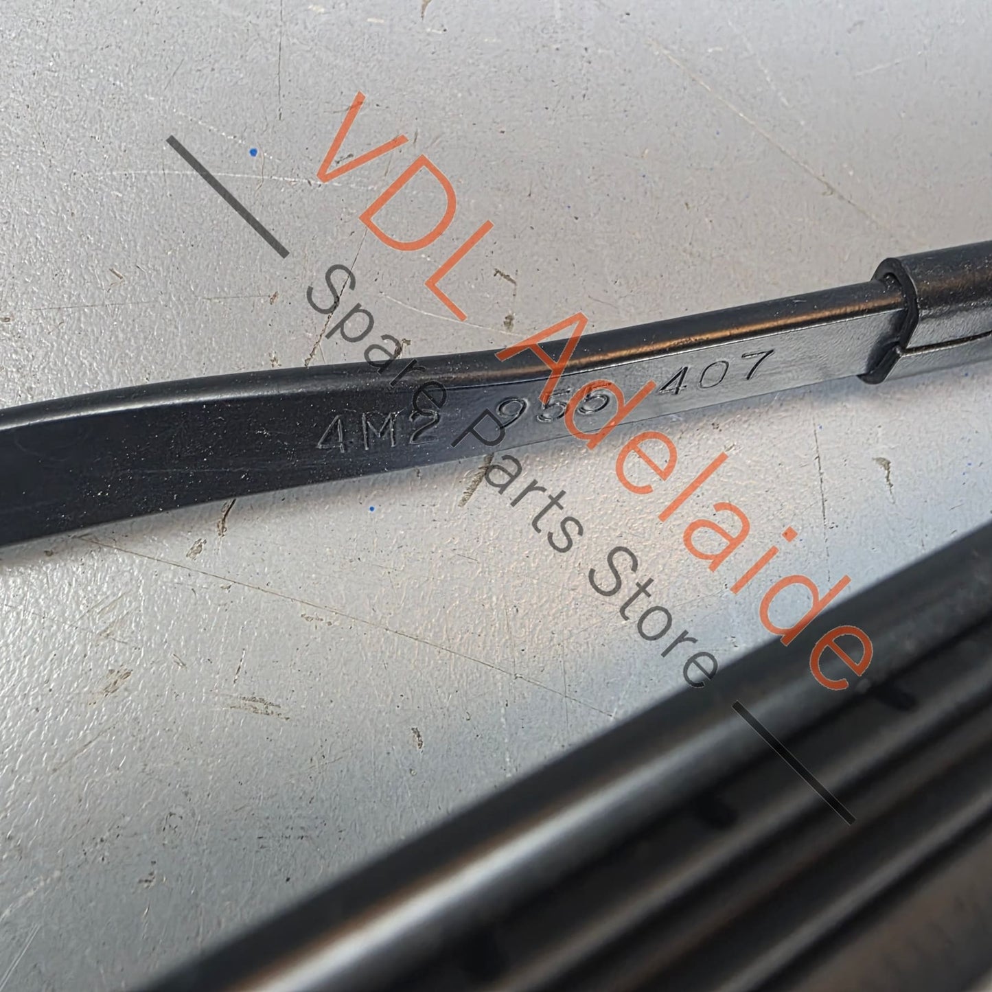 4M2955407   Audi Q7 Bentley Bentayga Windscreen Wiper Arm Left LHS for RHD 4M2955407