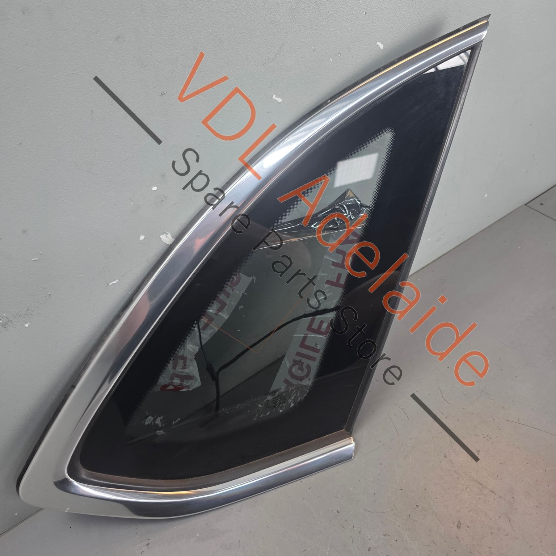 36A845298K 36A845298AJ  Bentley Bentayga 4V Right Rear Quarter Glass Window 36A845298K 36A845298AJ w Chrome Trim