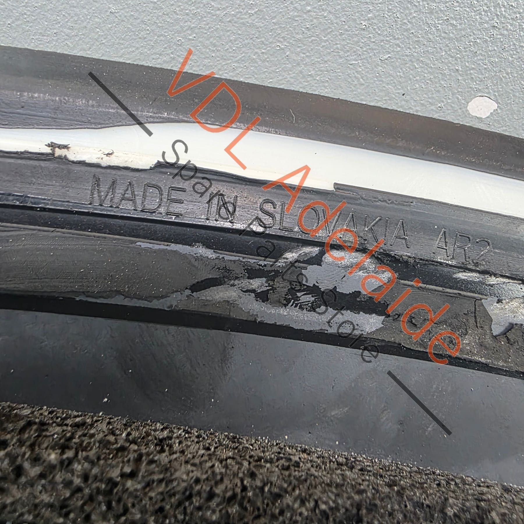 36A845298K 36A845298AJ  Bentley Bentayga 4V Right Rear Quarter Glass Window 36A845298K 36A845298AJ w Chrome Trim