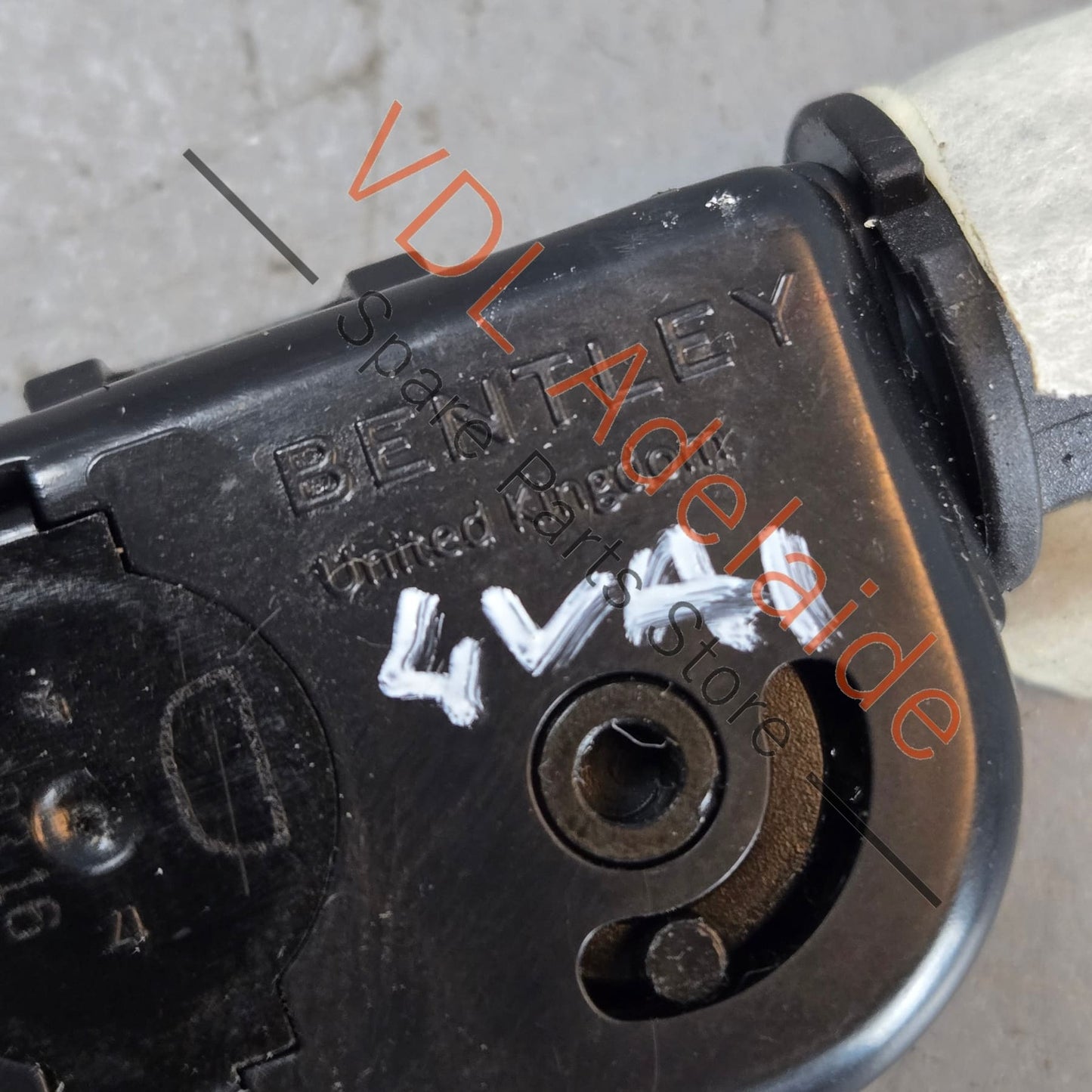 36A819820 3Y0819790C 36A819741  Bentley Bentayga Air Conditioning Vent Adjustment Pull Switch Assy 36A819820 3Y0819790C 36A819741 Front Right