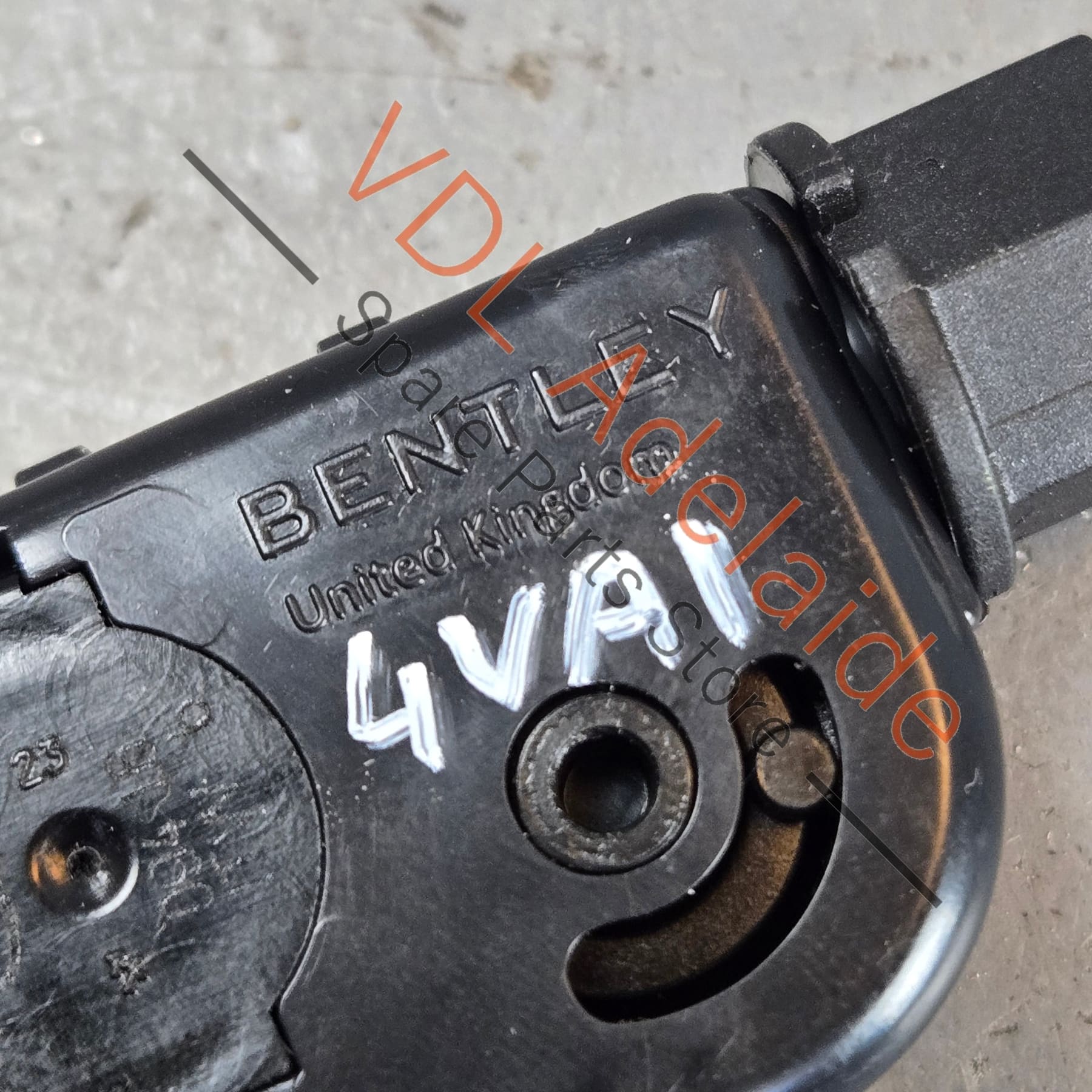 36A819820 3Y0819790C 36A819741  Bentley Bentayga Air Conditioning Vent Adjustment Pull Switch Assy 36A819820 3Y0819790C 36A819741 Front Centre