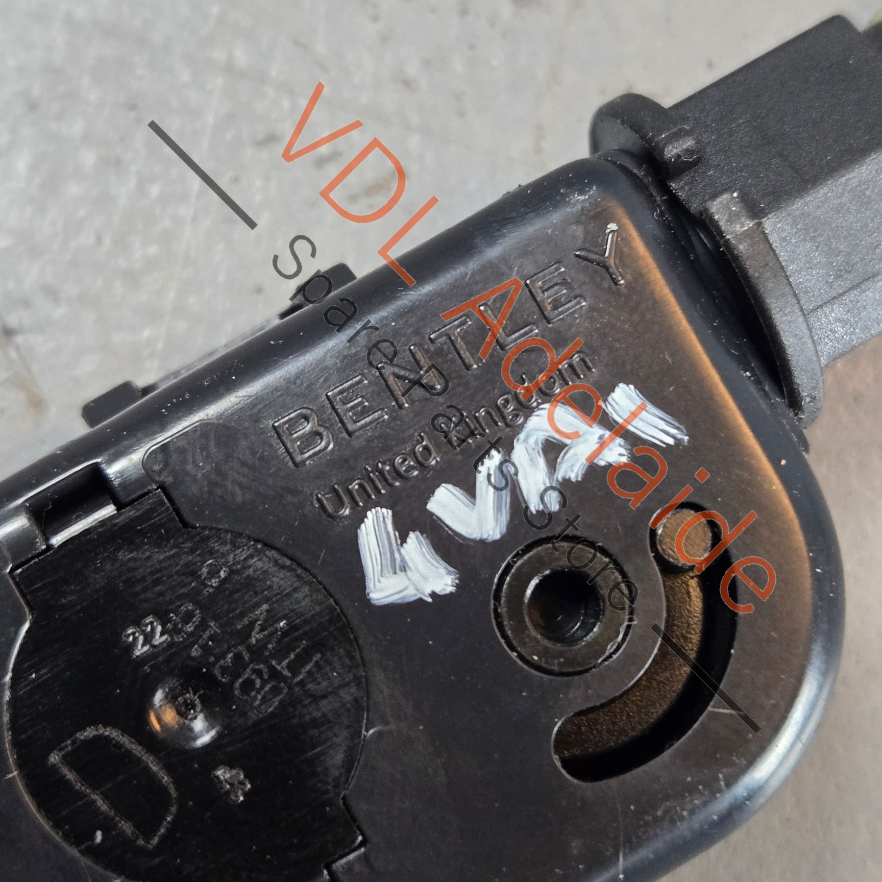 36A819820 3Y0819790C 36A819741  Bentley Bentayga Air Conditioning Vent Adjustment Pull Switch Assy 36A819820 3Y0819790C 36A819741 Rear Centre