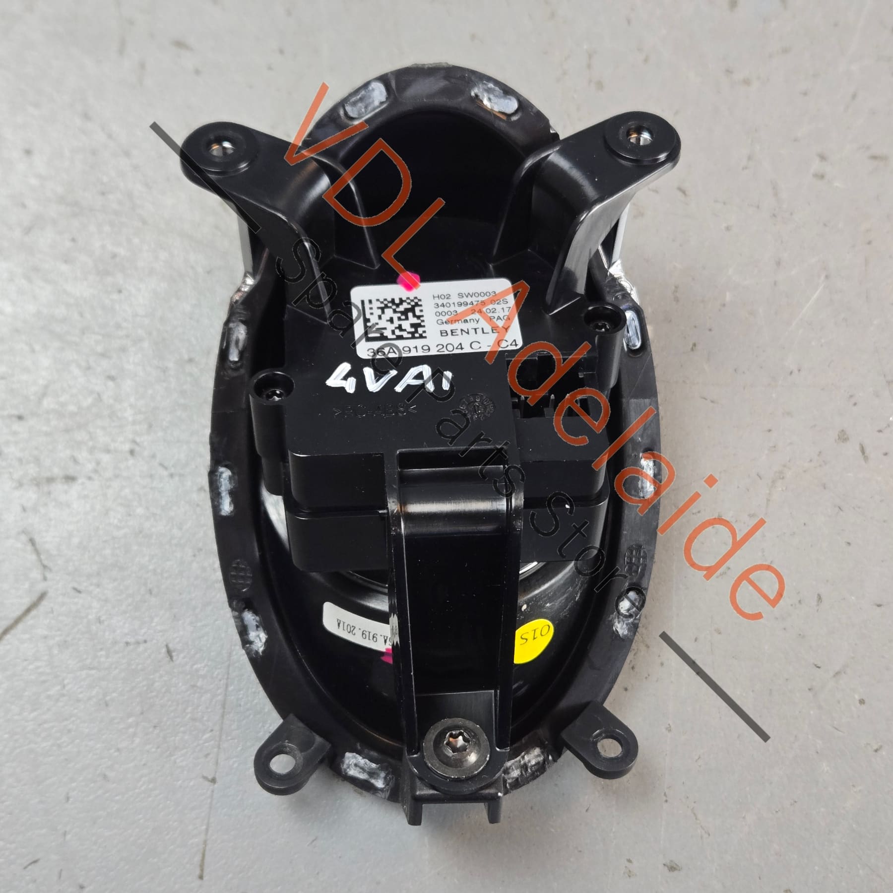 36A919204C    Bentley Bentayga Analogue Clock with trim 36A919204C