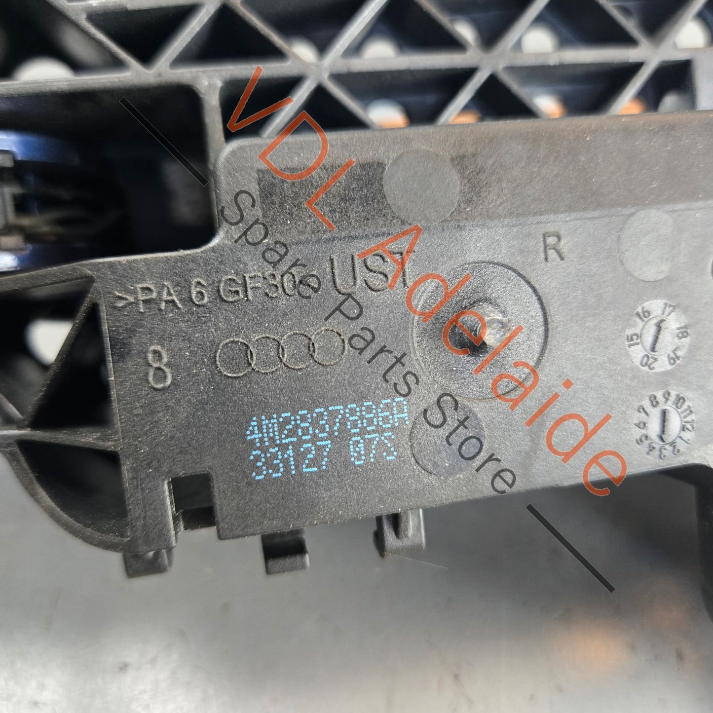 36A837206F 4M2837886A   Bentley Bentayga Right Front Drivers Exterior Door Handle Assembly 36A837206F 4M2837886A