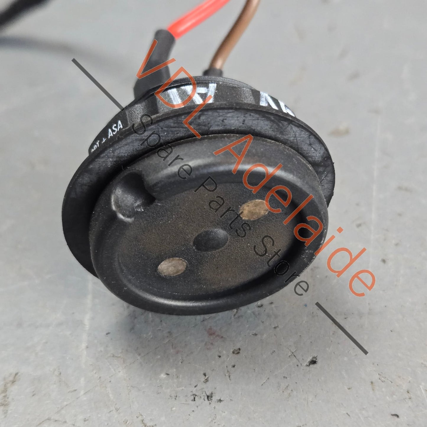 3Y0915525B    Bentley Bentayga Genuine 12v Charing Port Adapter Plug 3Y0915525B