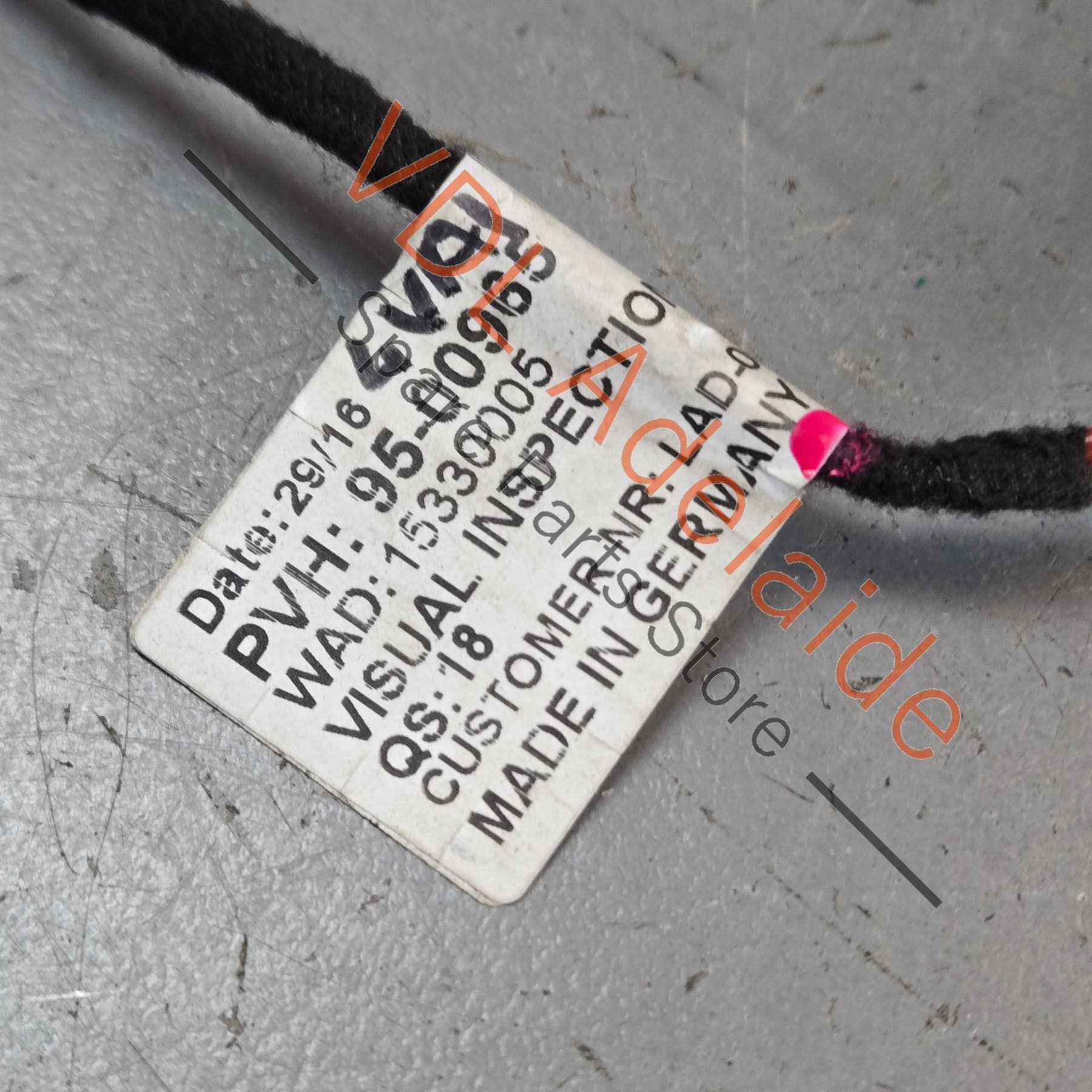 3Y0915525B    Bentley Bentayga Genuine 12v Charing Port Adapter Plug 3Y0915525B
