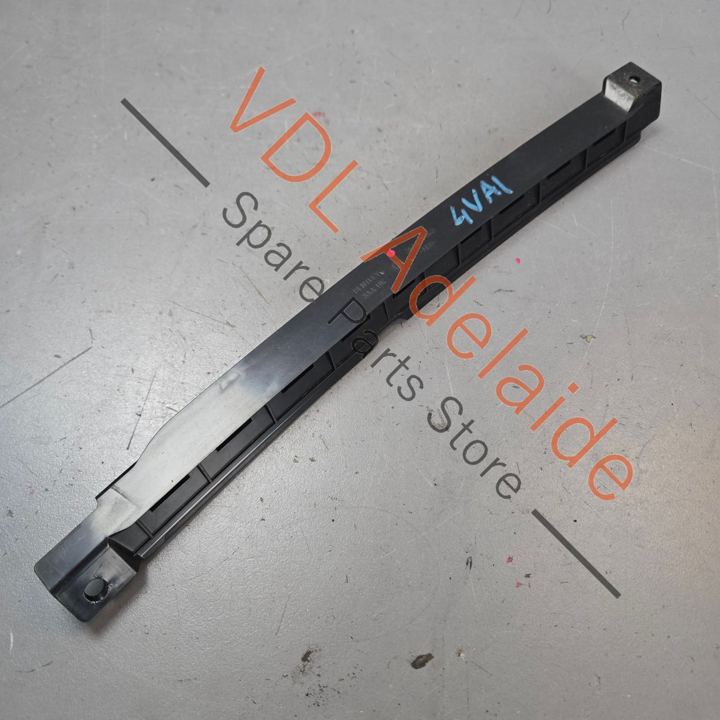 36A839068    Bentley Bentayga Rear Right Window Chanel Guide 36A839068