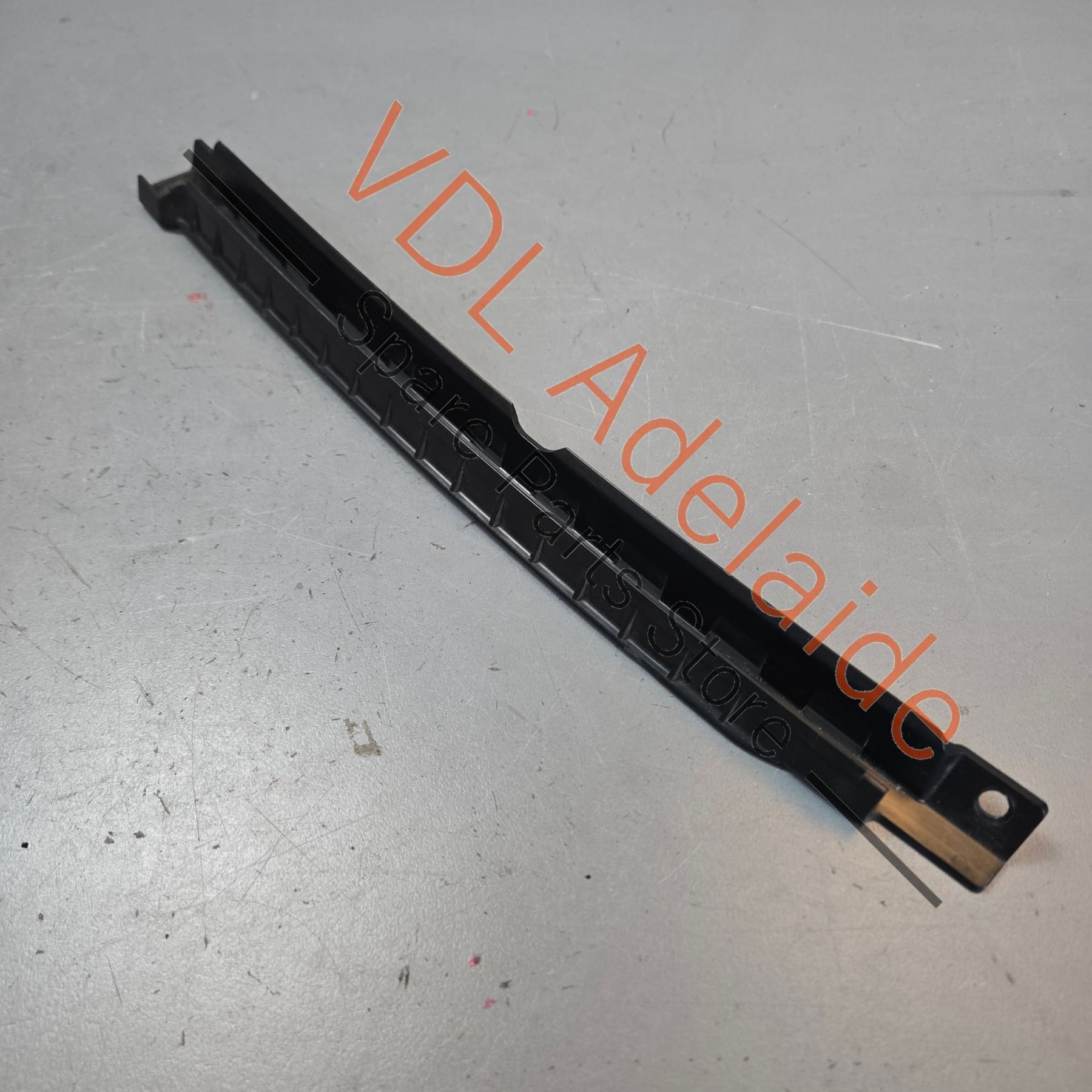 36A839067    Bentley Bentayga Rear Left Window Chanel Guide 36A839067