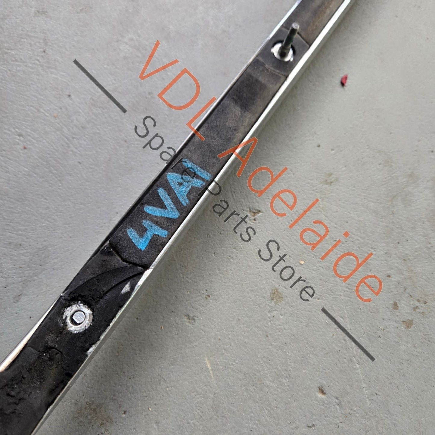 36A860022B    Bentley Bentayga Chrome Roof Rail Right 36A860022B