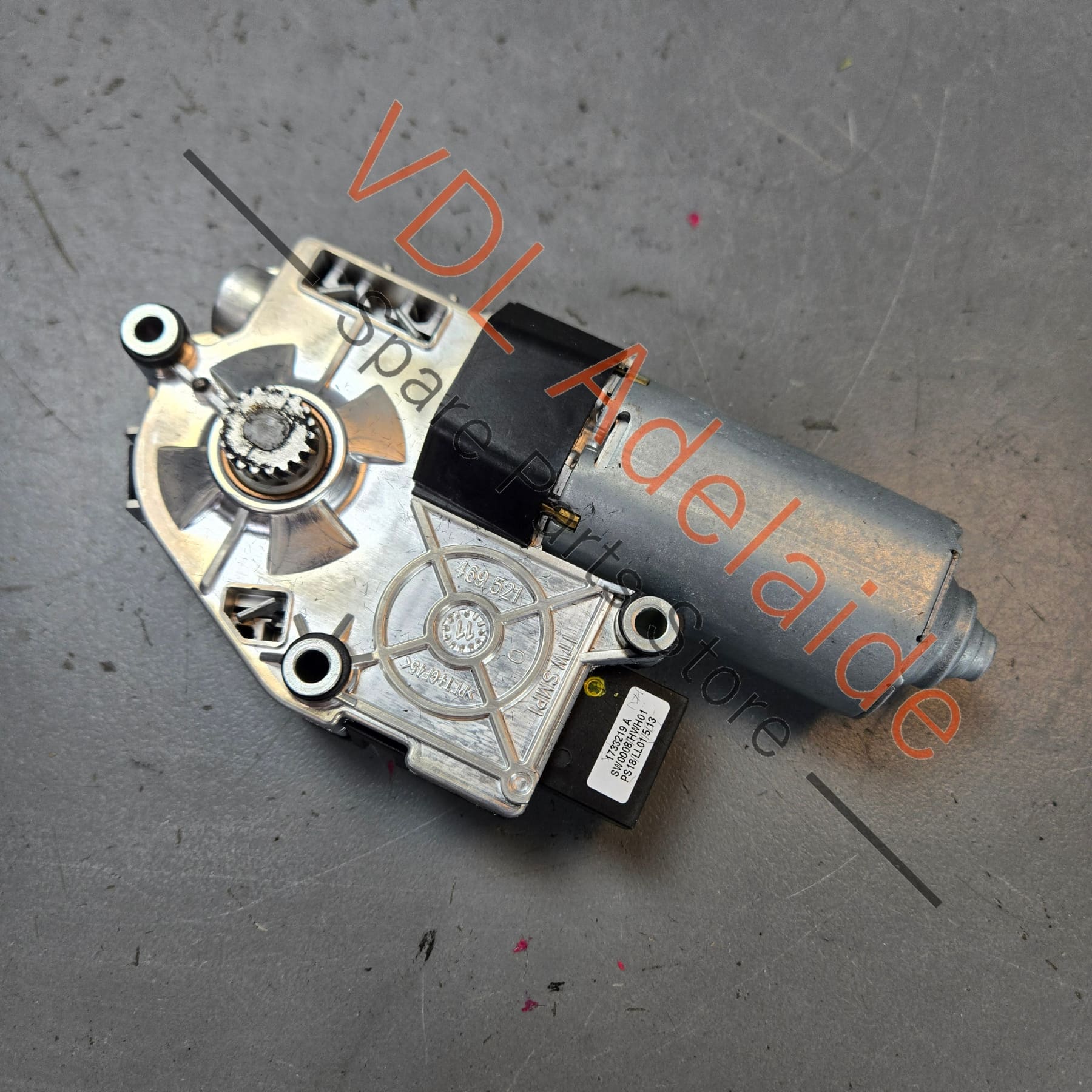 7P0959591B    Porsche Cayenne Sunroof Motor 7P0959591B