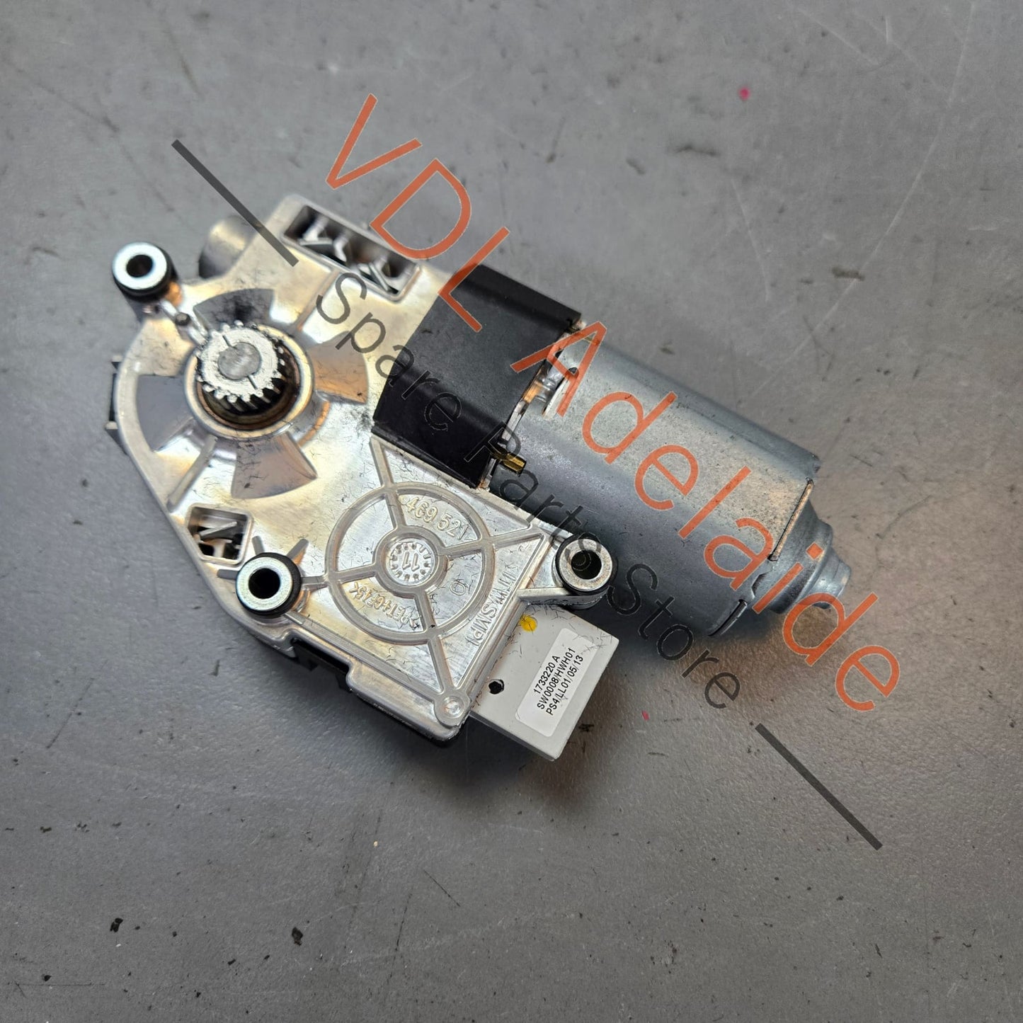 7P0959591C    Porsche Cayenne Sunroof Motor 7P0959591C