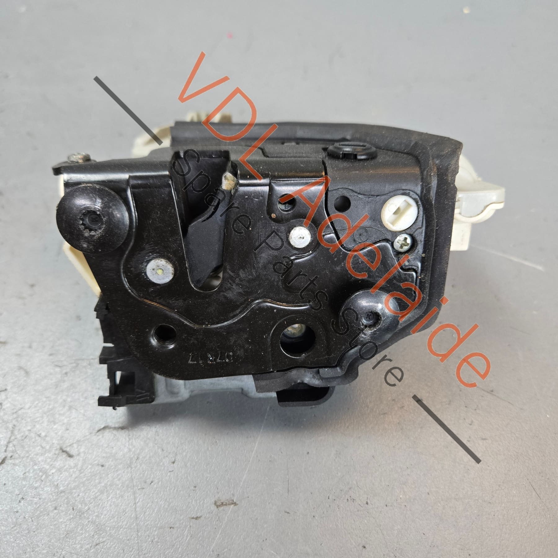 8K0839016 9A783911600   Genuine Porsche Cayenne 958 Rear Right Door Lock 8K0839016 9A783911600