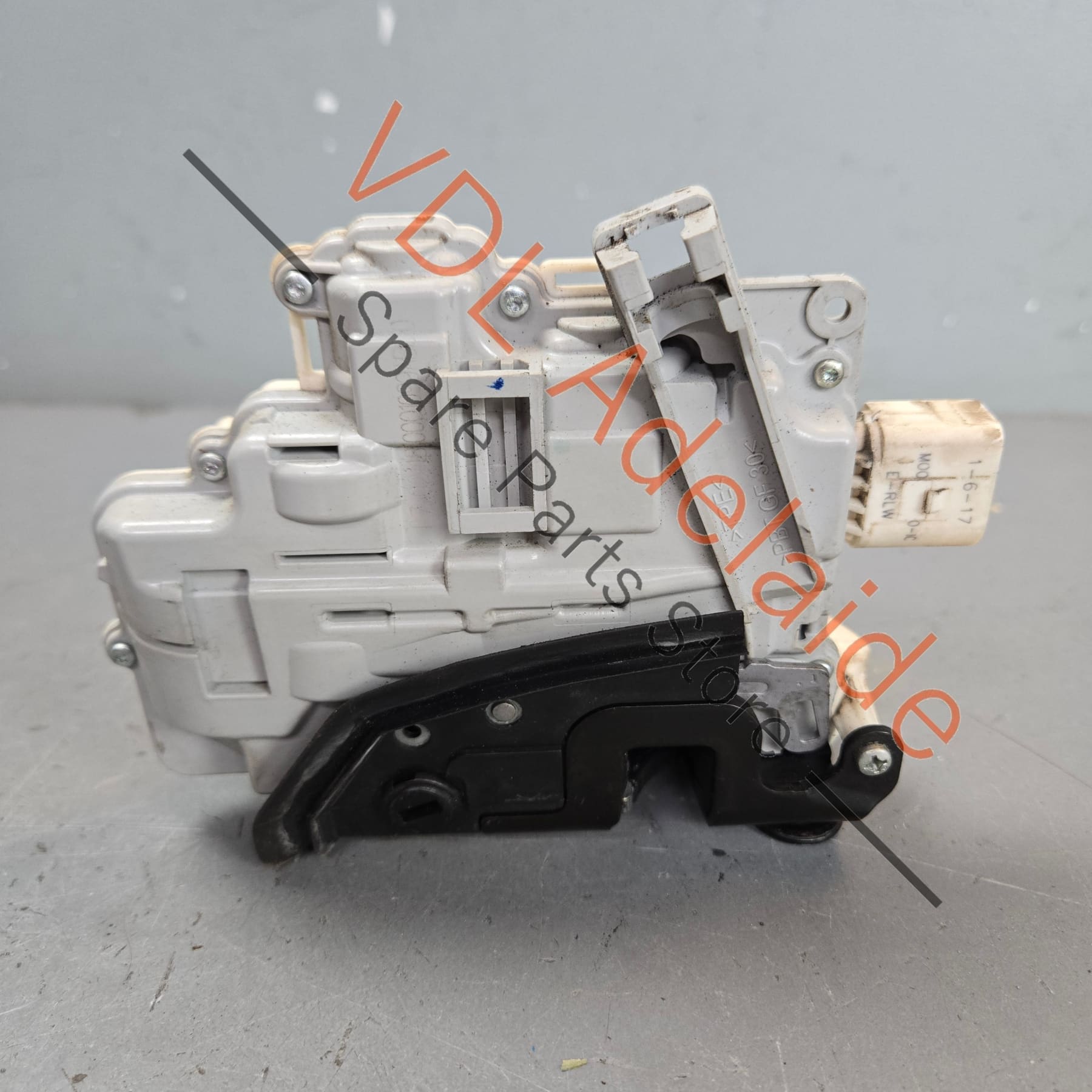 8K0839015 9A783911500   Genuine Porsche Cayenne 958 Rear Left Door Lock 8K0839015 9A783911500
