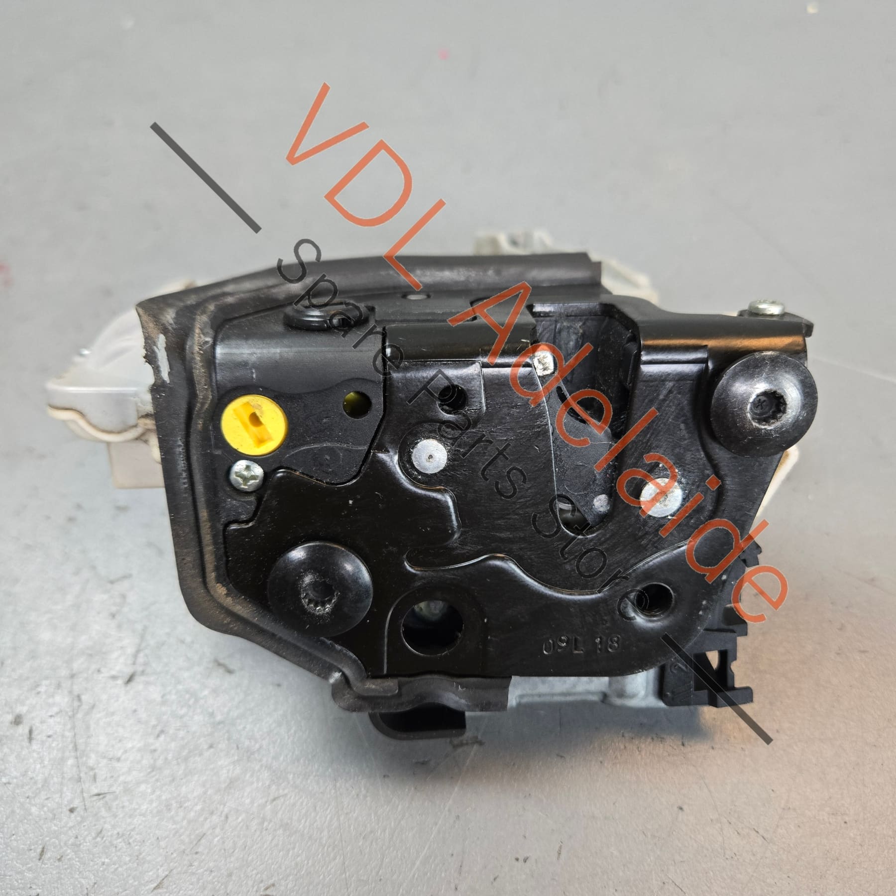 8K0839015 9A783911500   Genuine Porsche Cayenne 958 Rear Left Door Lock 8K0839015 9A783911500
