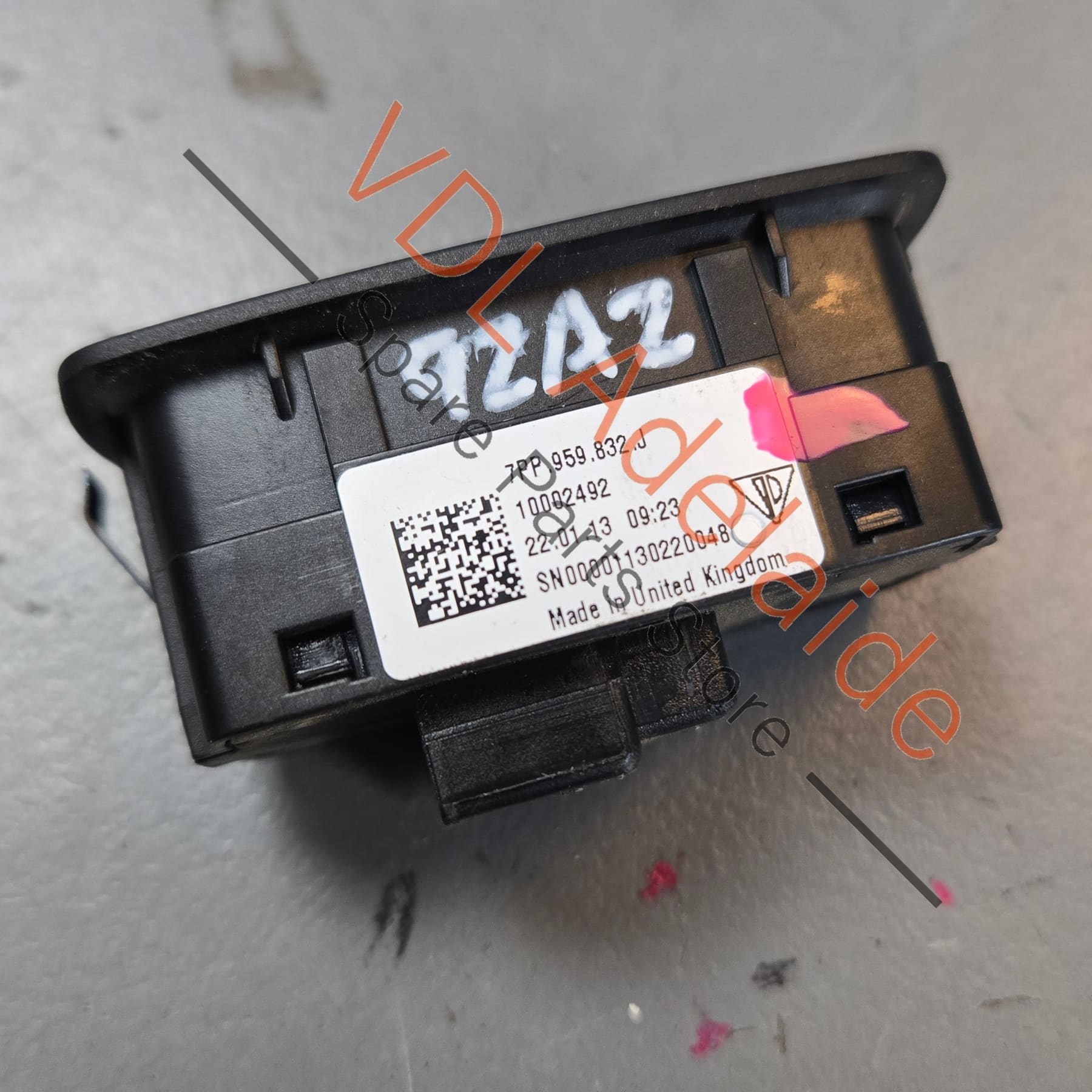 7PP959832J 7PP959832L   Porsche Cayenne 958 Trunk Release Open Switch 7PP959832J 7PP959832L