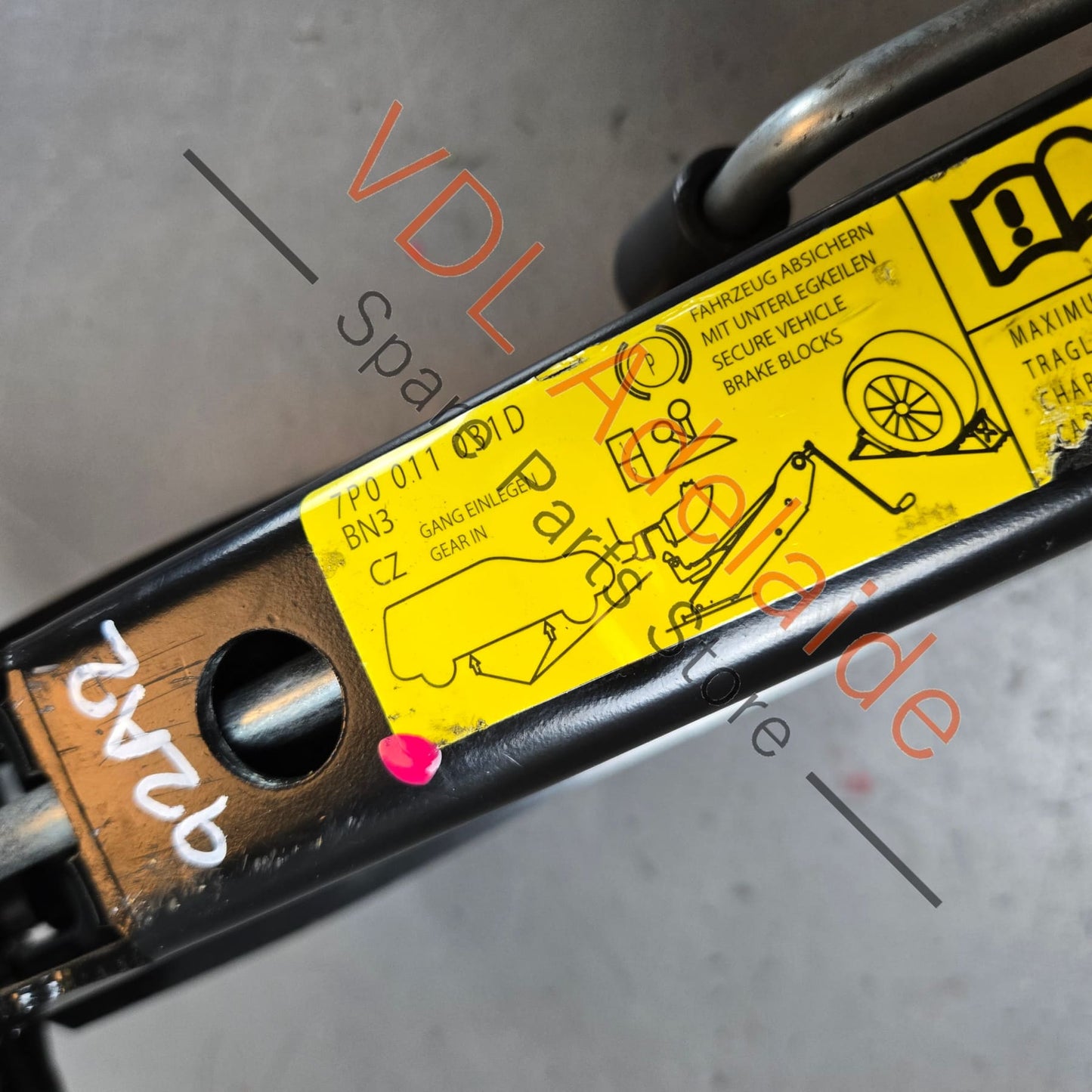 7P0011031D    Porsche Cayenne 958 GTS Emergency Jack 7P0011031D