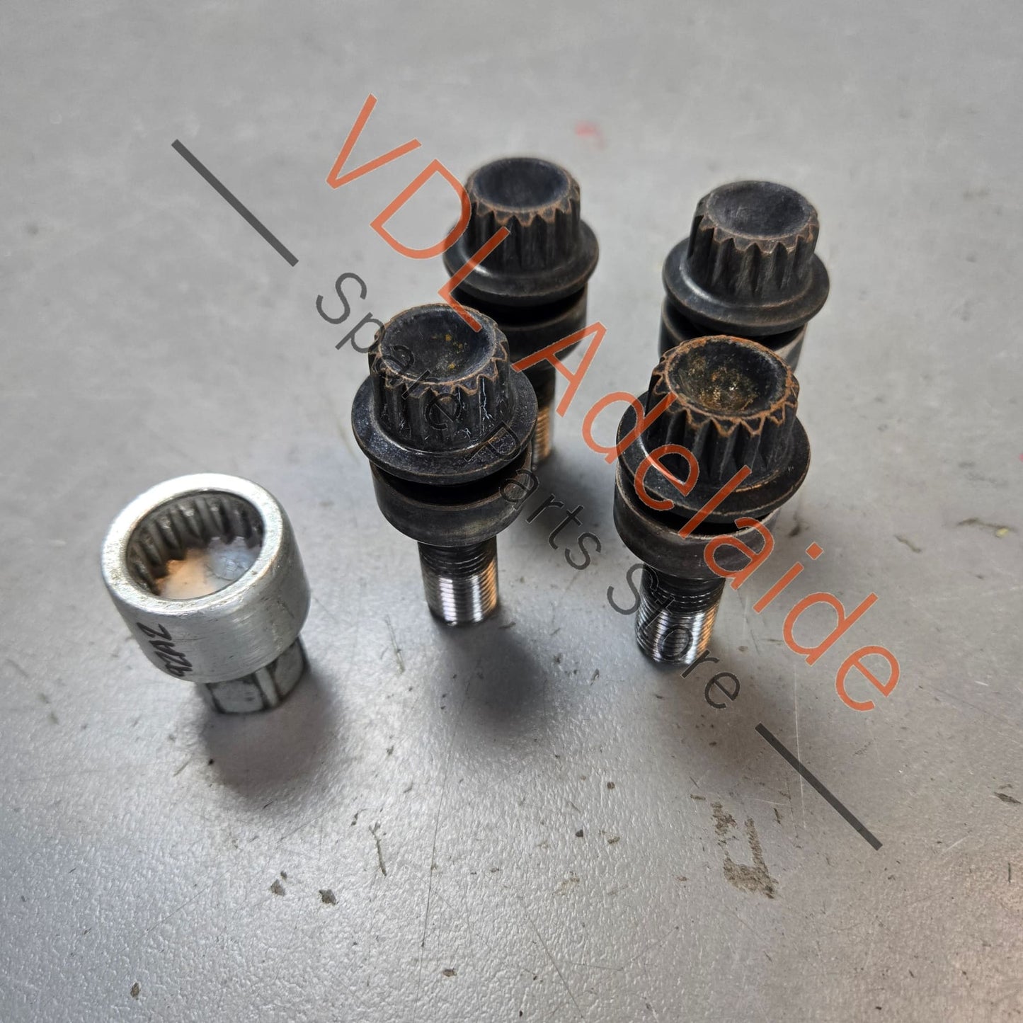 971698030B    Genuine Anti Theft Porsche Cayenne 958 Set of Wheel Lock Nuts with Key Black 971698030B