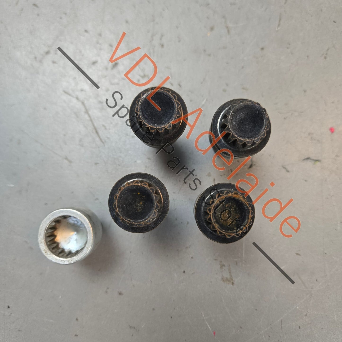 971698030B    Genuine Anti Theft Porsche Cayenne 958 Set of Wheel Lock Nuts with Key Black 971698030B