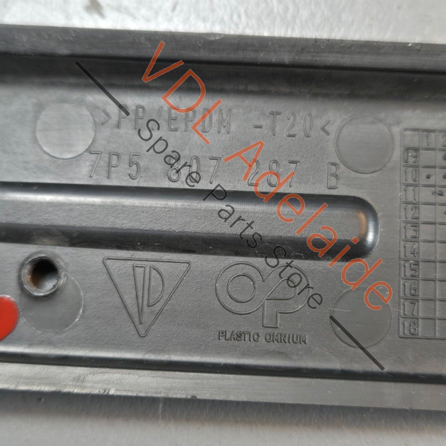 95870110510 7P5807287B  Porsche Cayenne GTS Front Bumper Licence Plate Holder Bracket 95870110510 7P5807287B