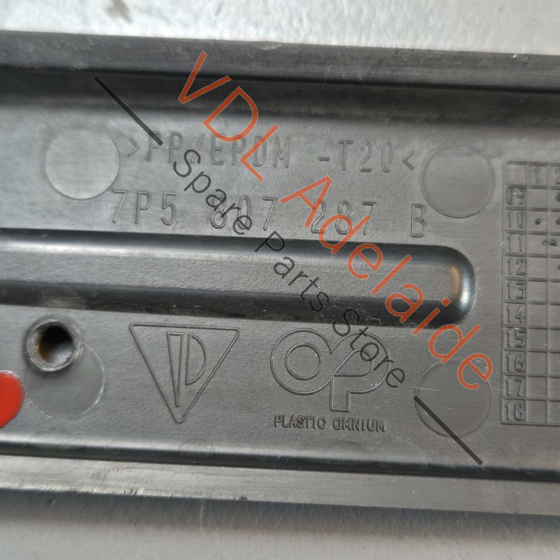 95870110510 7P5807287B  Porsche Cayenne GTS Front Bumper Licence Plate Holder Bracket 95870110510 7P5807287B