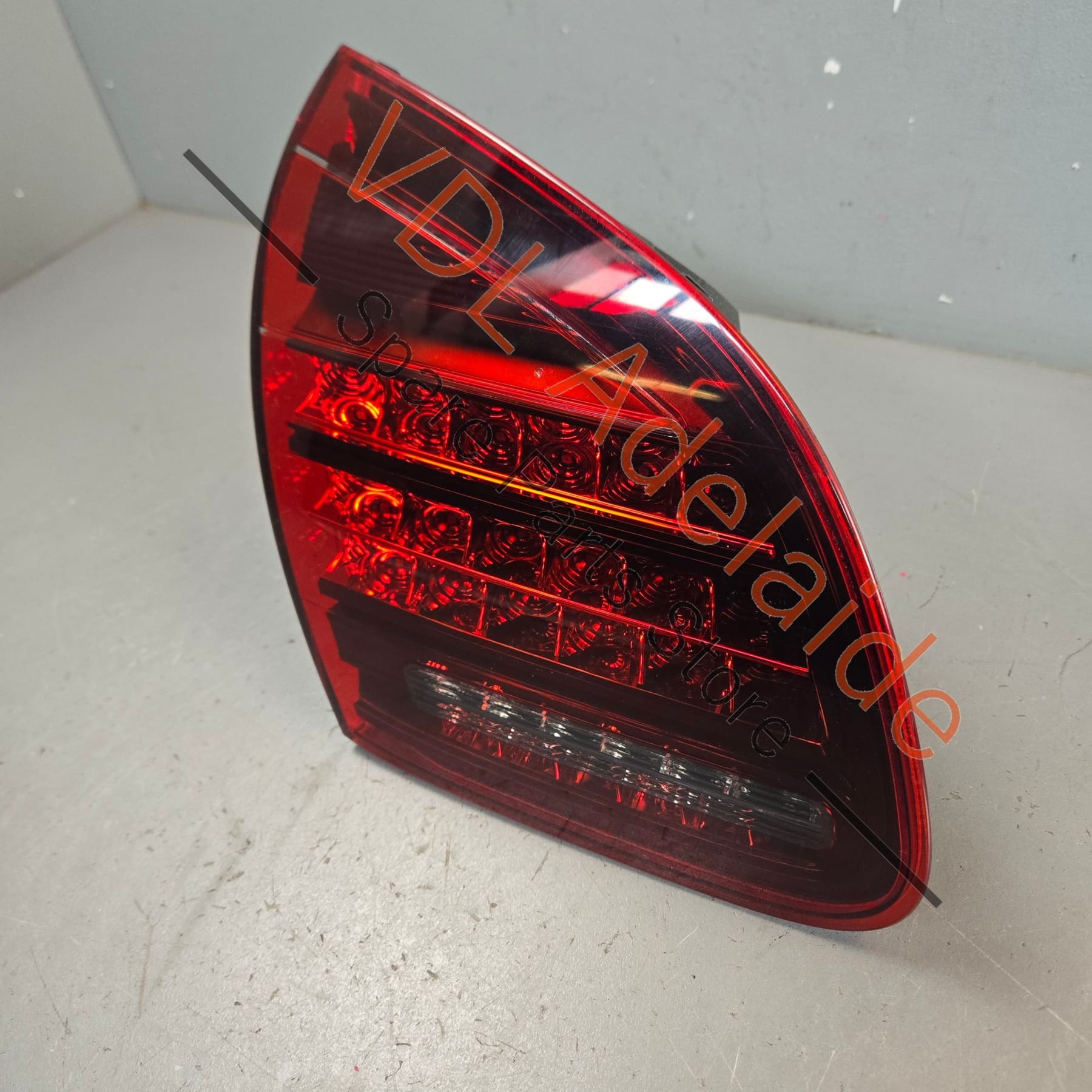 95863109320 7P5945093R  Porsche Cayenne GTS 92A 958 Left Inner Rear Light Tail Light 95863109320 7P5945093R Darkened Cherry Red