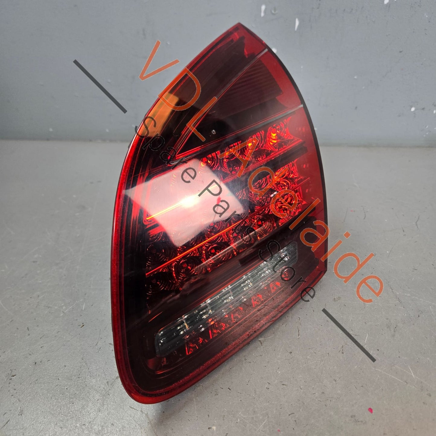 95863109420 7P5945094R  Porsche Cayenne GTS 92A 958 Right Inner Rear Light Tail Light 95863109420 7P5945094R Darkened Cherry Red