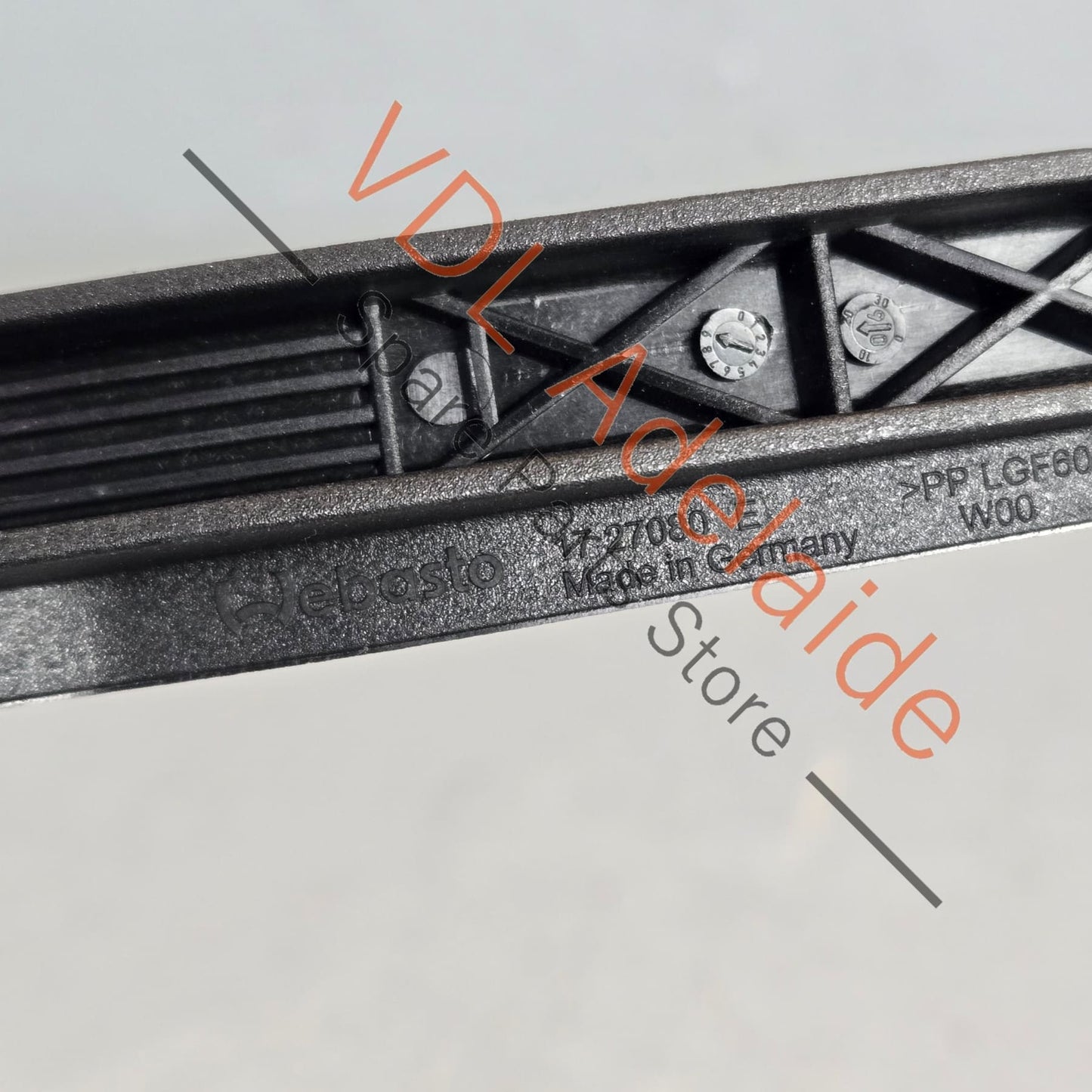 9P1898511 99156616100   Porsche 911 991 Sunroof Wind Shield Deflector 99156616100 9P1898511