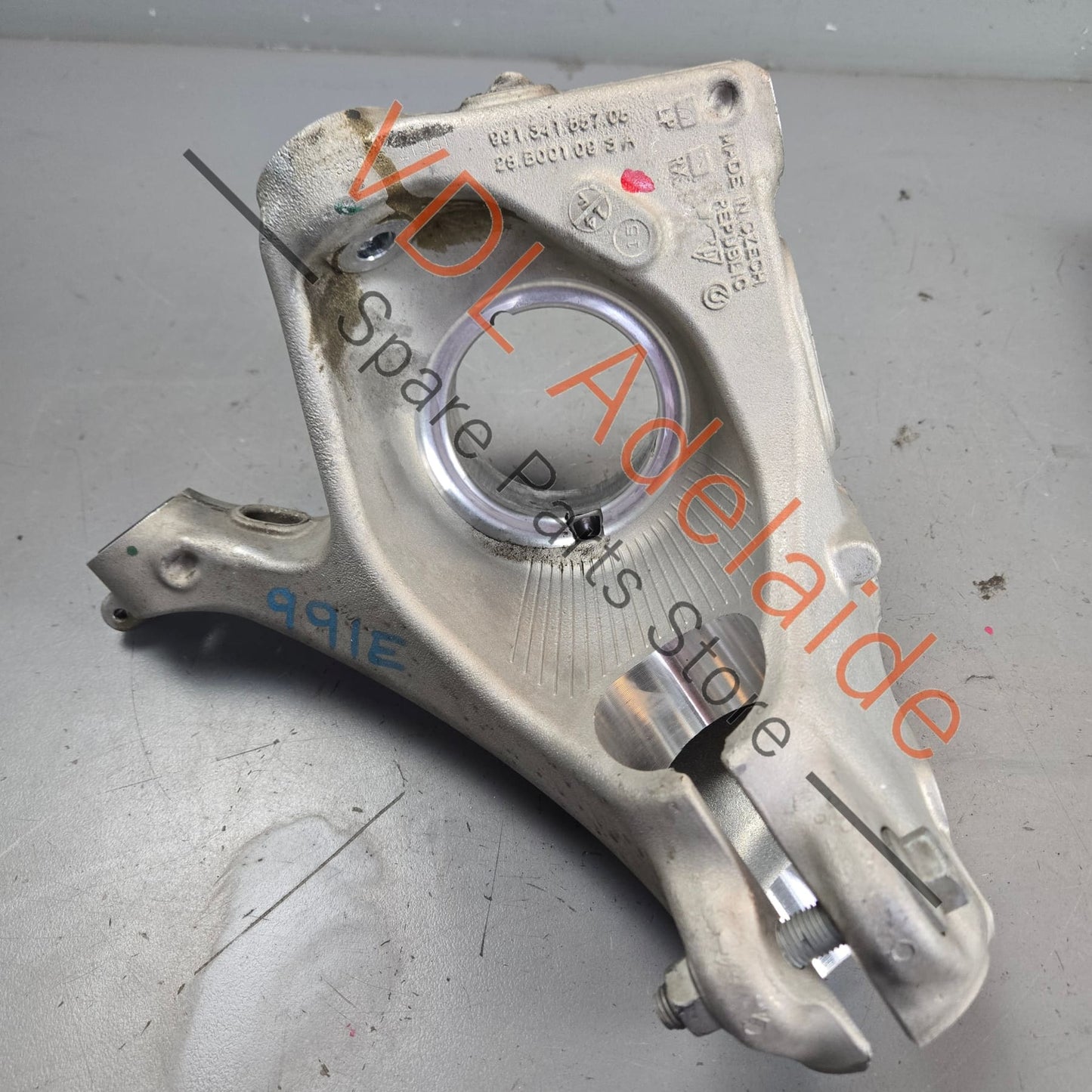 99134115706 99134115705   Porsche 911 Front Left Wheel Hub Knuckle Bearing Housing 99134115705 99134115706 99134165706
