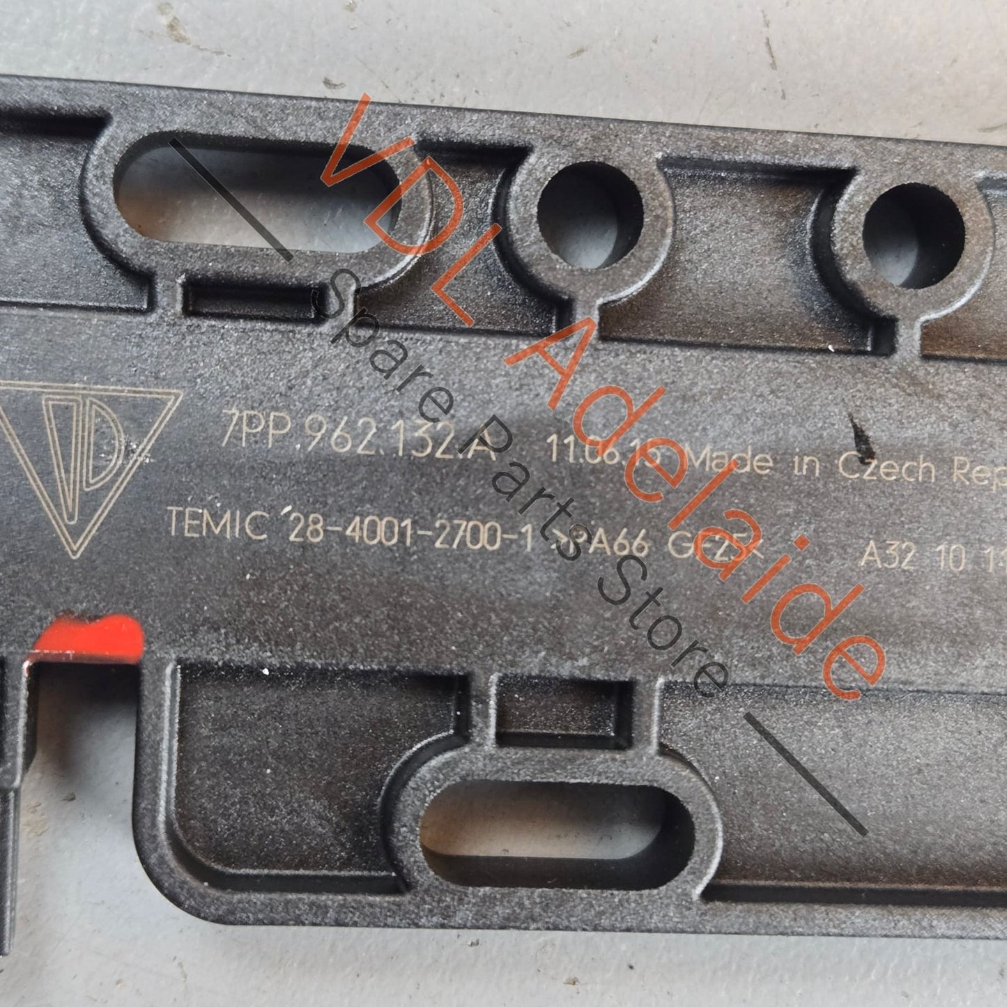 7PP962132A    Porsche Inner Antenna Aerial Amplifier 7PP962132A