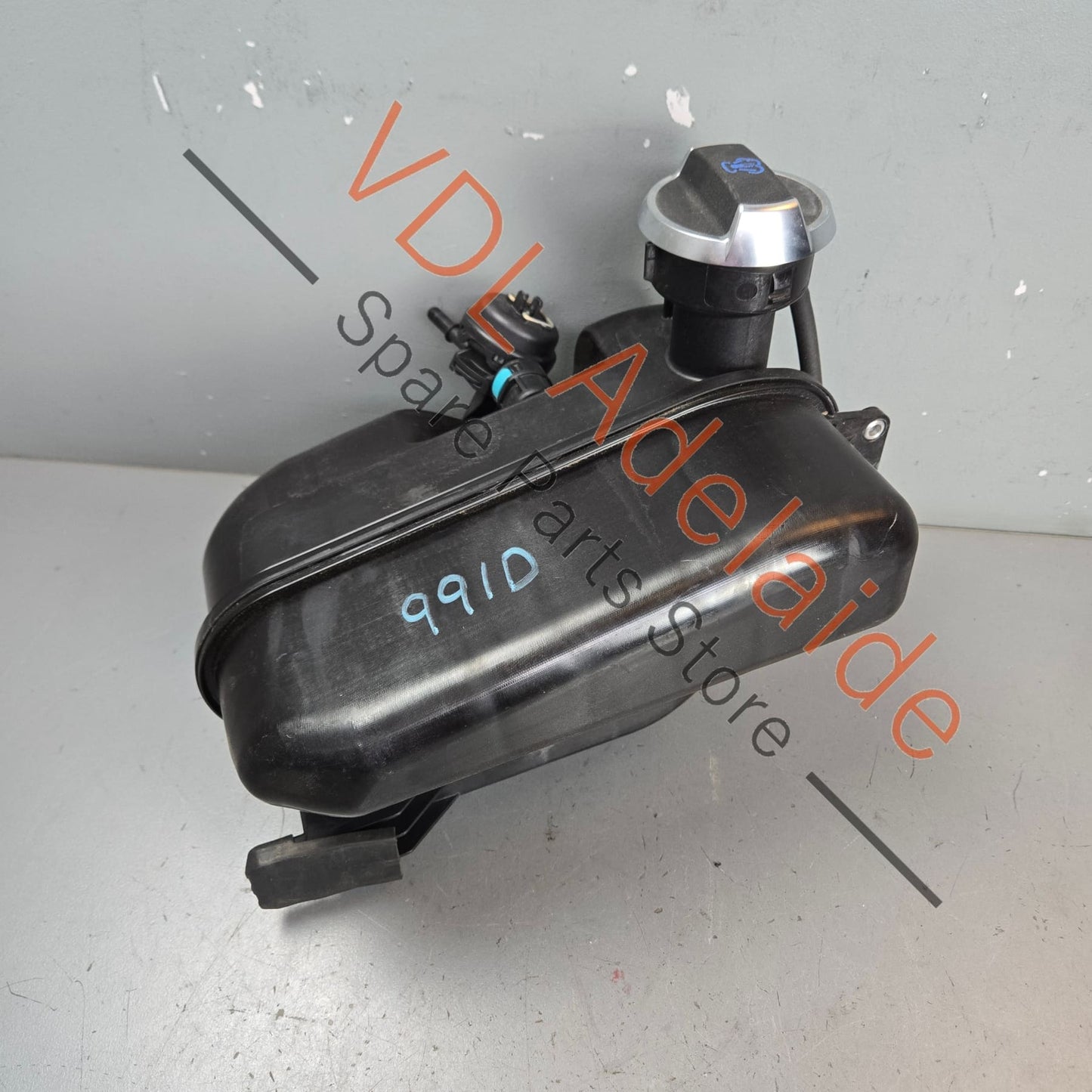 991106057 99110605705  Porsche 911 Coolant Expansion Reservoir Tank 99110605705 991106057