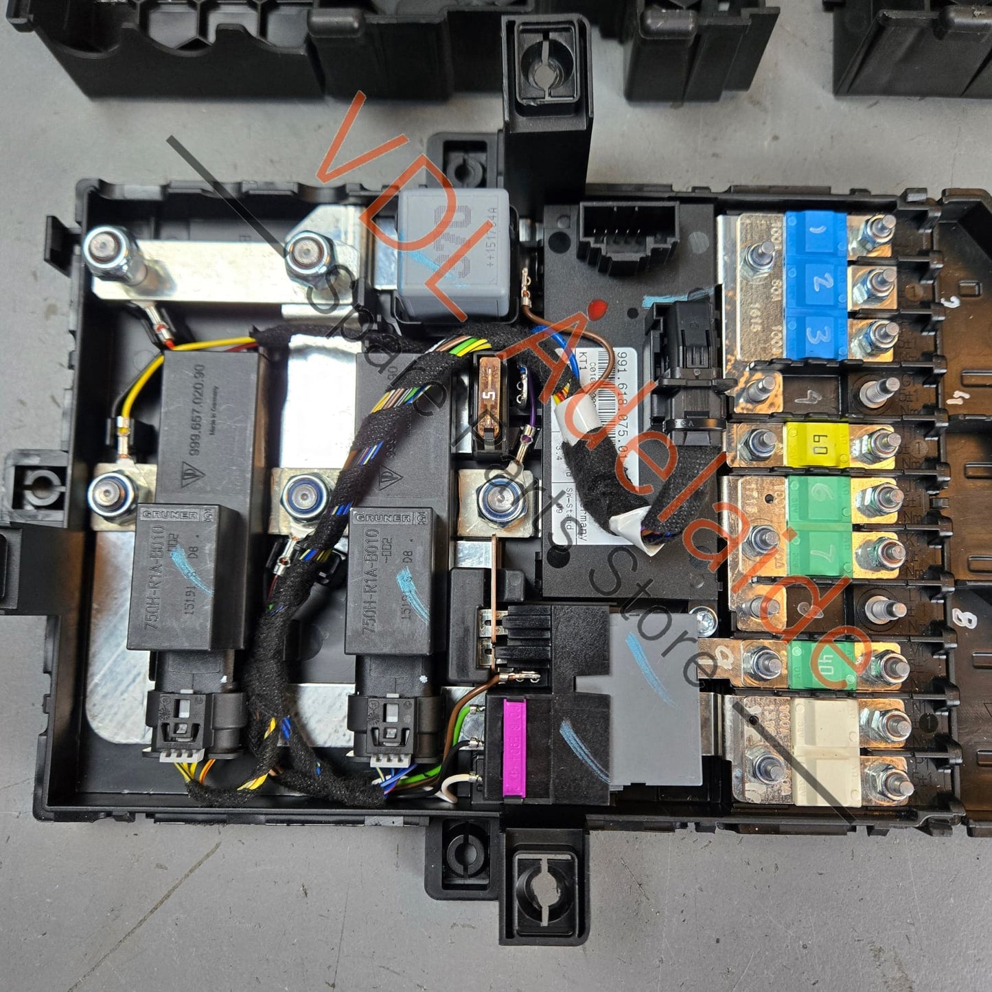 99161030103   Porsche 911 991 Main Fuse Board Circuit Breaker Panel 99161030103