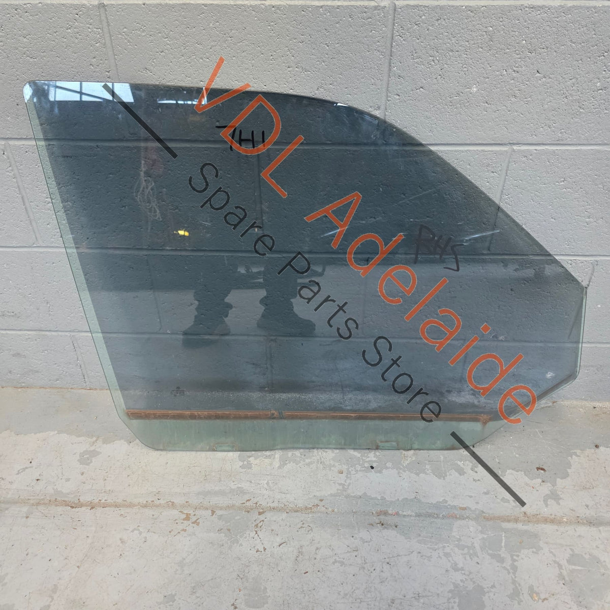 7H0845202D    VW Multivan Transporter T5 Right Front Door Glass