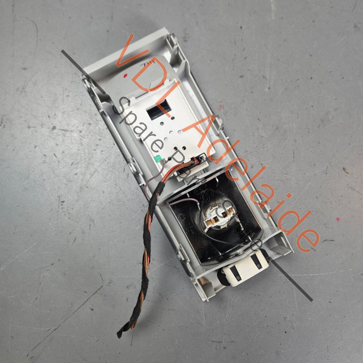 7H5947105E    VW Transporter T5 Reading Interior Light Rear Passenger 7H5947105E