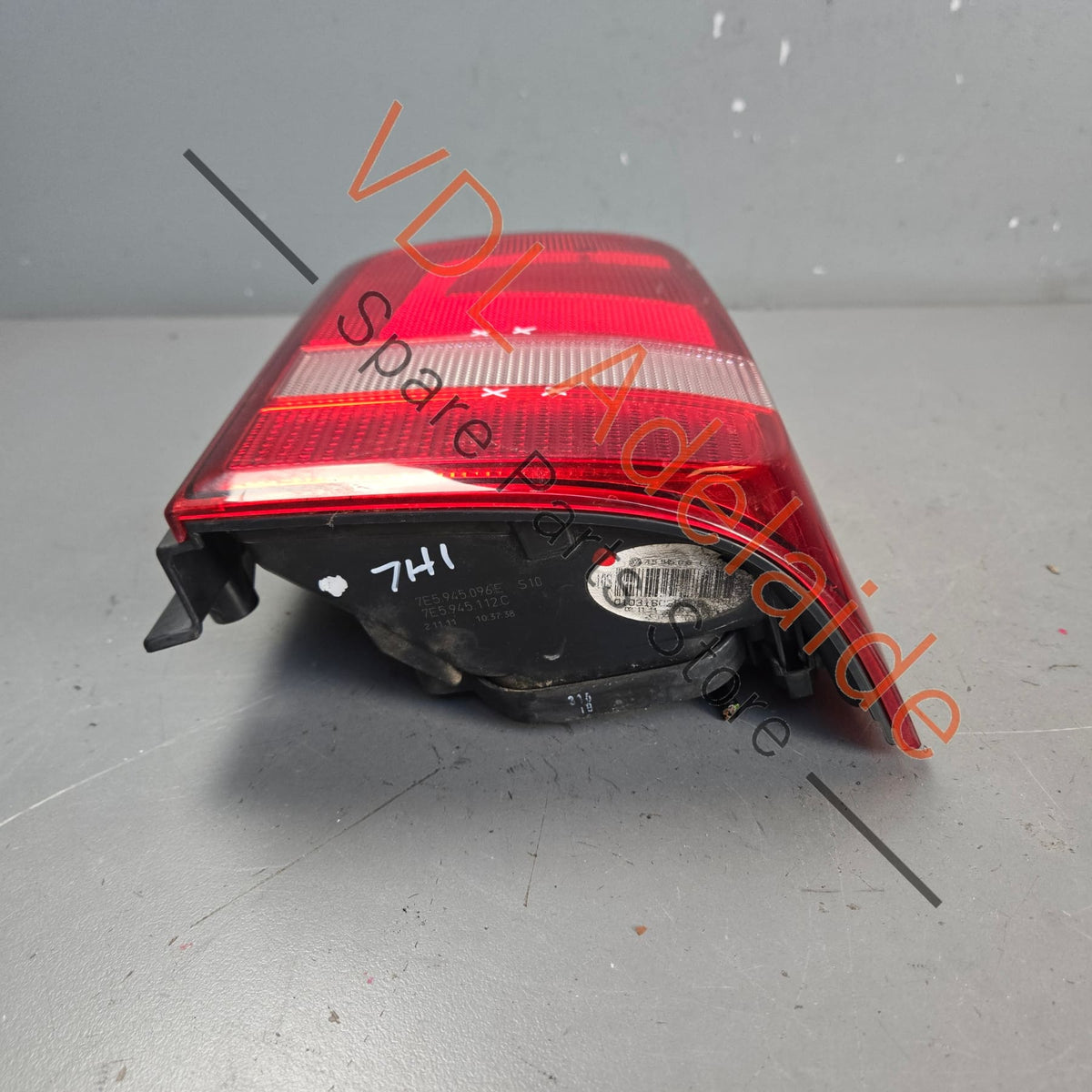 7E5945096E    VW Transporter T5 Right Rear Tail Light 7E5945096E 2010 - 2015