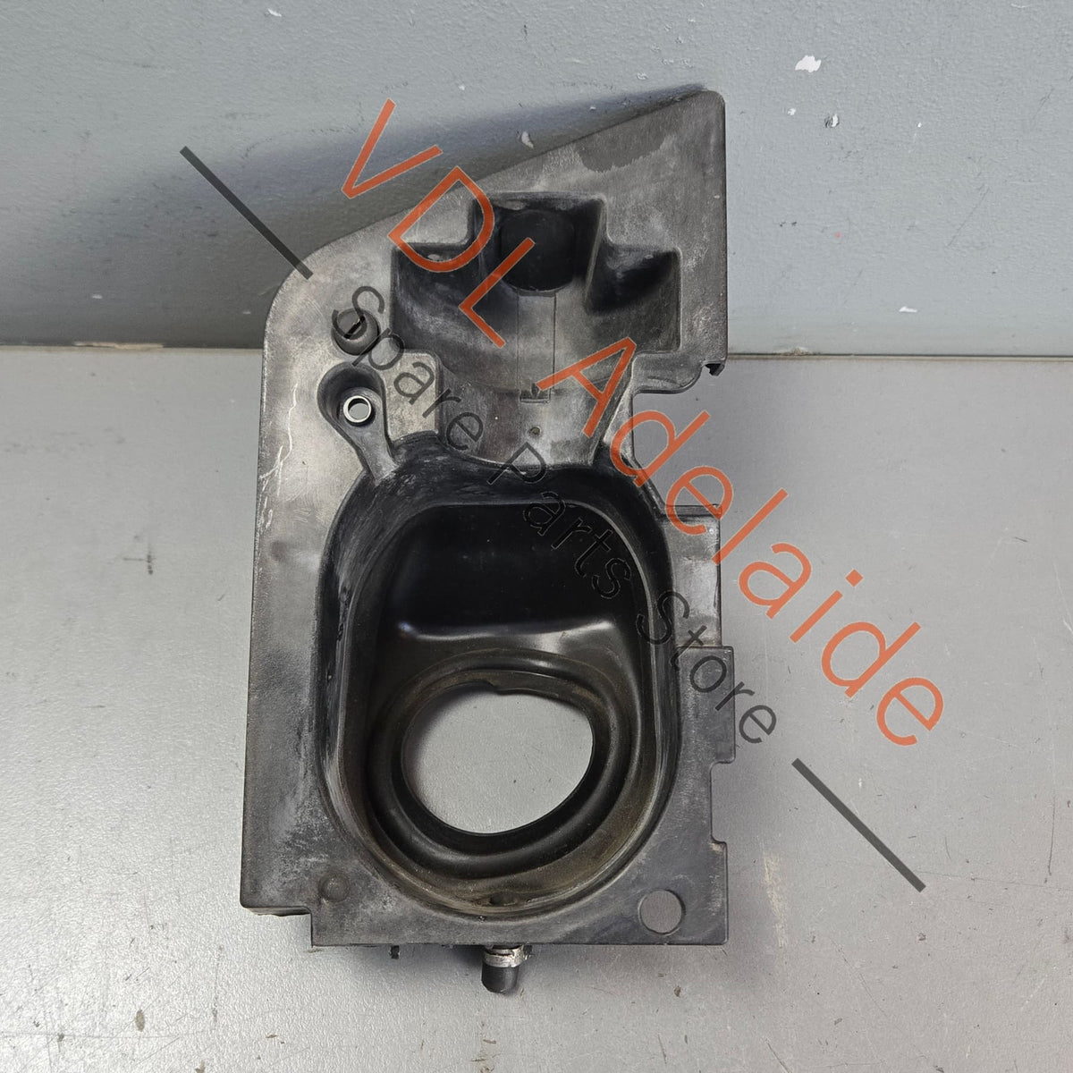 7H0201253D    VW Transporter T5 T6 Fuel Door Filler Neck Pot 7H0201253D