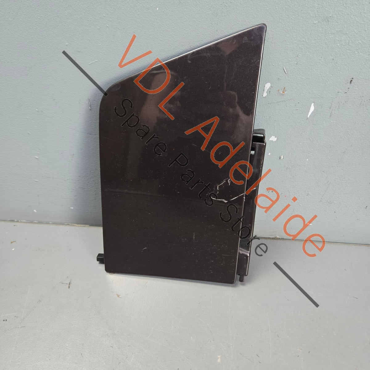 7H0809905E    VW Transporter T5 Left Side Fuel Filler Door Flap Cap 7H0809905E
