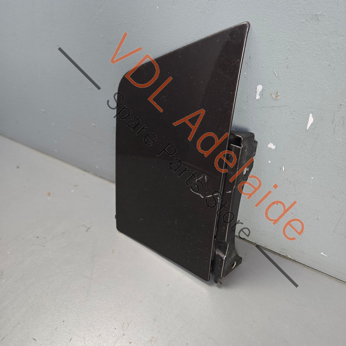 7H0809905E    VW Transporter T5 Left Side Fuel Filler Door Flap Cap 7H0809905E